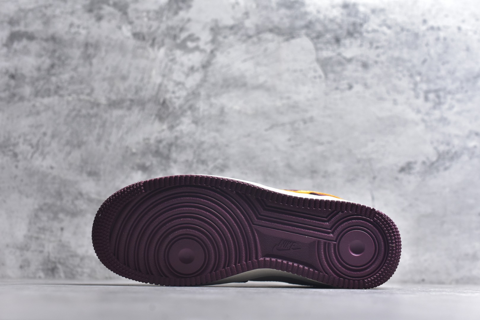 图片[6]-#马年限定限量发售❗️高端定制 Nike Air Force 1 \’07 Low “马年限定联名—— 酒红金钩” 高端定制 低帮休闲板鞋 定制鞋盒 大厂纯原品质出货 超高清洁度 皮料切割干净无任何毛边 细节完美 货号：KD1688-003 尺码：36 36.5 37.5 38 38.5 39 40 40.5 41 42 42.5 43 44 44.5 45-选品中心