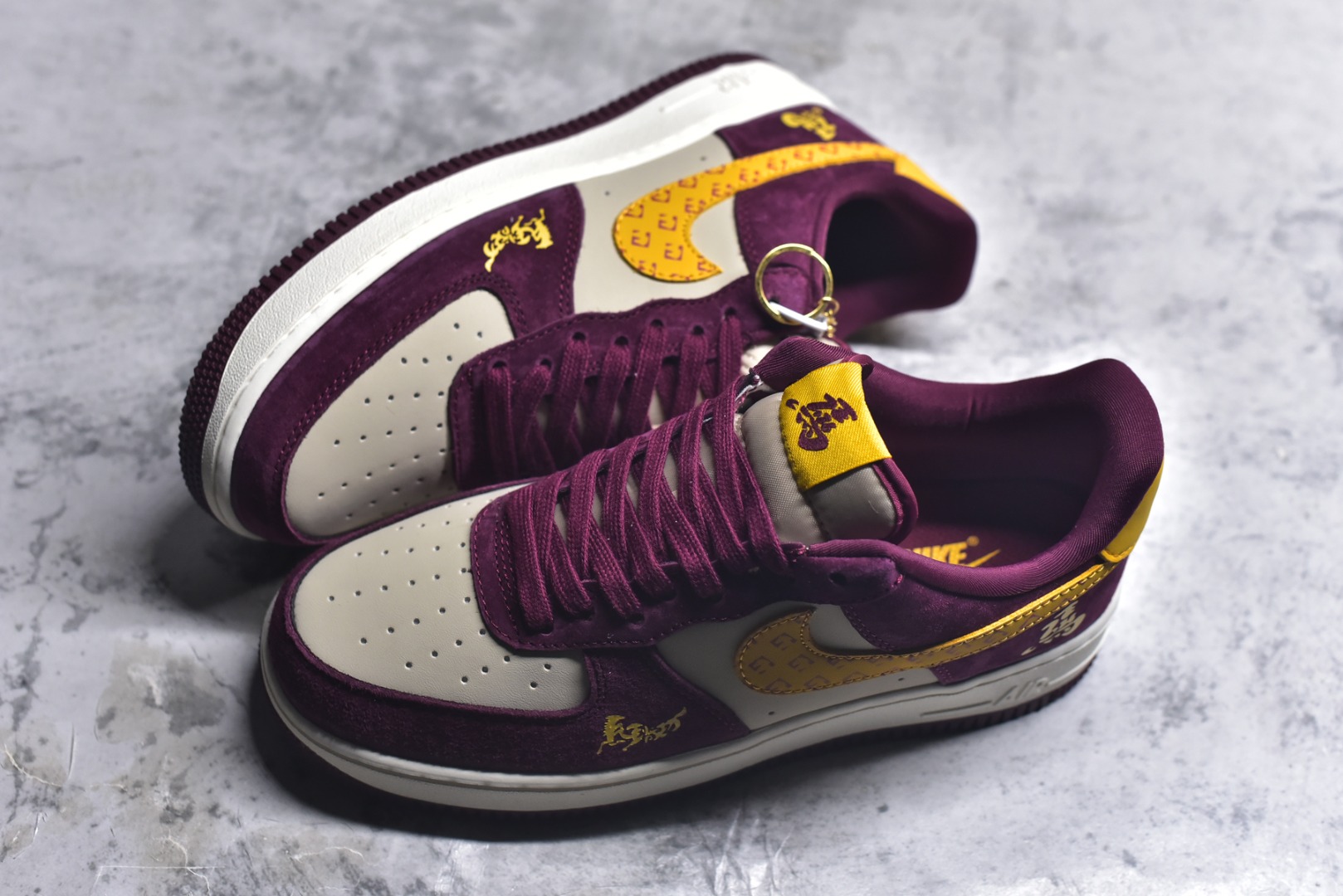 图片[7]-#马年限定限量发售❗️高端定制 Nike Air Force 1 \’07 Low “马年限定联名—— 酒红金钩” 高端定制 低帮休闲板鞋 定制鞋盒 大厂纯原品质出货 超高清洁度 皮料切割干净无任何毛边 细节完美 货号：KD1688-003 尺码：36 36.5 37.5 38 38.5 39 40 40.5 41 42 42.5 43 44 44.5 45-选品中心