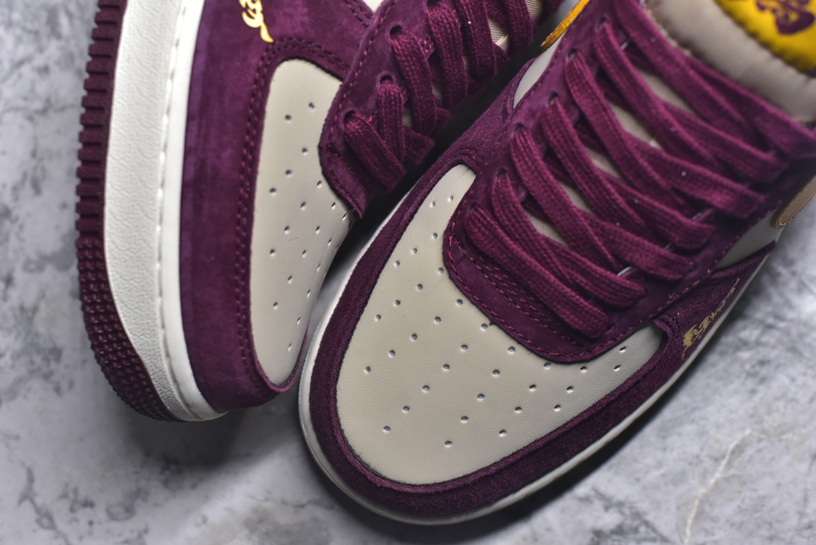 图片[8]-#马年限定限量发售❗️高端定制 Nike Air Force 1 \’07 Low “马年限定联名—— 酒红金钩” 高端定制 低帮休闲板鞋 定制鞋盒 大厂纯原品质出货 超高清洁度 皮料切割干净无任何毛边 细节完美 货号：KD1688-003 尺码：36 36.5 37.5 38 38.5 39 40 40.5 41 42 42.5 43 44 44.5 45-选品中心