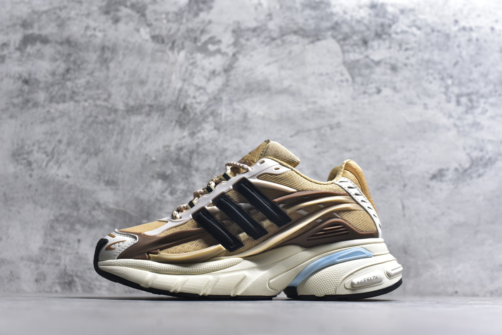 #Pharrell x AD Adistar Jellyfish 联名款低帮复古风老爹鞋水母鞋 JP9277 未来科技感十足 以3D风格焕新演绎标志性三条纹 为造型添上点睛之笔 金属质感视觉效果TPU自带哑光反射 非常的细节 最大的亮点无疑是鞋屁股 大块的tpu包裹 让增高的大底不再突兀 更显腿长脚细 尺码：36 36.5 37 38 38.5 39 40 40.5 41 42 42.5 43 44 44.5 45 46 47-选品中心