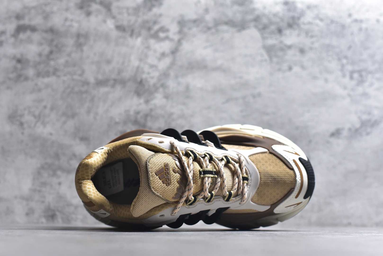 图片[4]-#Pharrell x AD Adistar Jellyfish 联名款低帮复古风老爹鞋水母鞋 JP9277 未来科技感十足 以3D风格焕新演绎标志性三条纹 为造型添上点睛之笔 金属质感视觉效果TPU自带哑光反射 非常的细节 最大的亮点无疑是鞋屁股 大块的tpu包裹 让增高的大底不再突兀 更显腿长脚细 尺码：36 36.5 37 38 38.5 39 40 40.5 41 42 42.5 43 44 44.5 45 46 47-选品中心