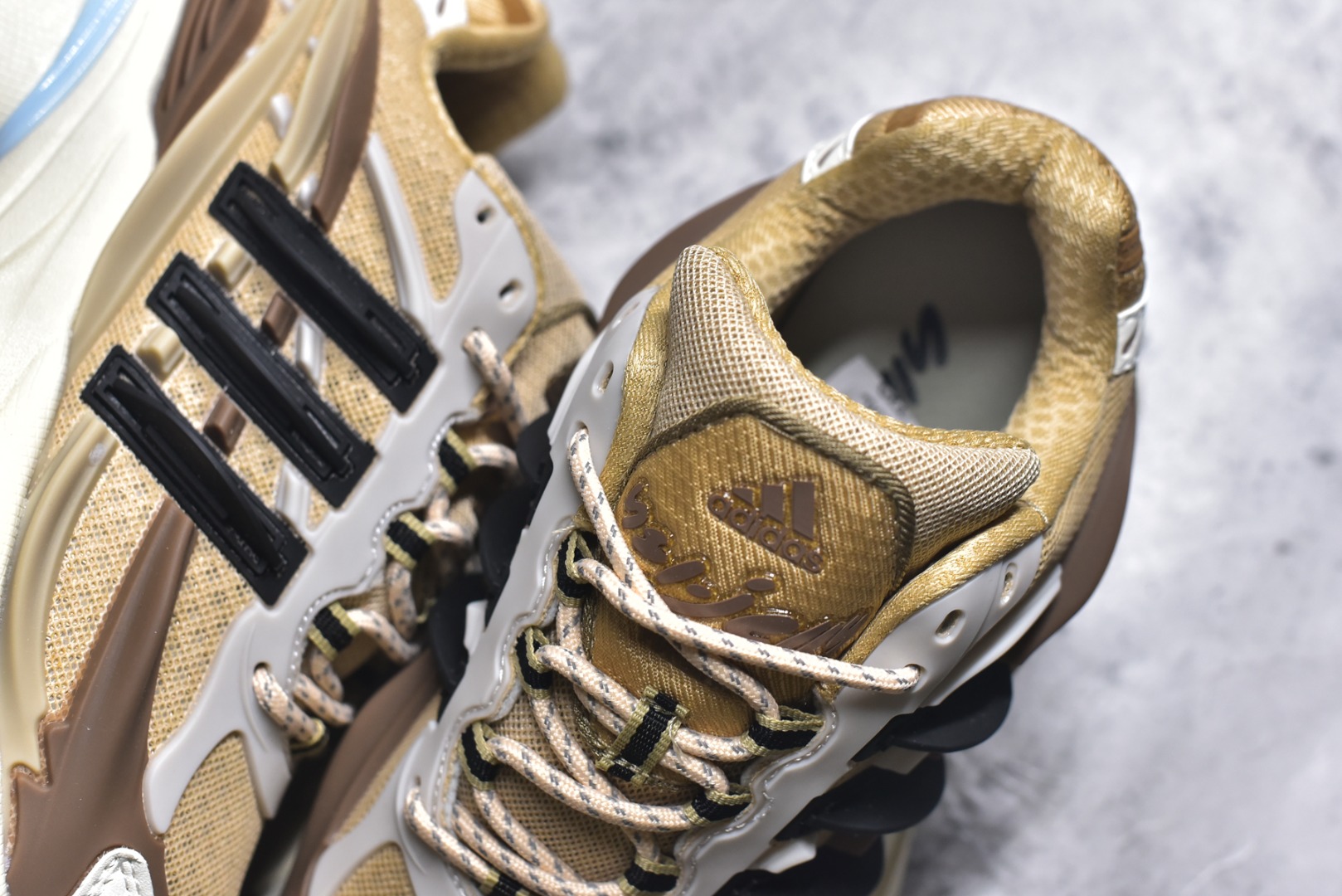 图片[9]-#Pharrell x AD Adistar Jellyfish 联名款低帮复古风老爹鞋水母鞋 JP9277 未来科技感十足 以3D风格焕新演绎标志性三条纹 为造型添上点睛之笔 金属质感视觉效果TPU自带哑光反射 非常的细节 最大的亮点无疑是鞋屁股 大块的tpu包裹 让增高的大底不再突兀 更显腿长脚细 尺码：36 36.5 37 38 38.5 39 40 40.5 41 42 42.5 43 44 44.5 45 46 47-选品中心