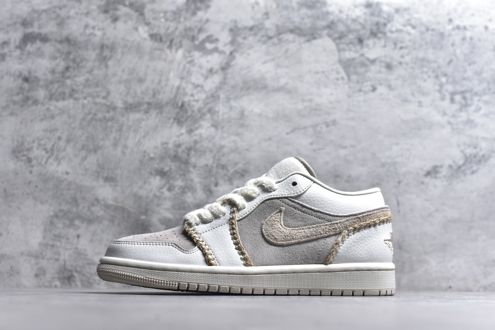 #Air Jordan AJ1 Low 低帮 HV4268-120 全新流水线出品 DT版本唯一平替选择 市场第二梯队最强版 全部原鞋开发 原楦原纸板开发 全鞋电脑针车 原厂内置全掌气垫 原盒内在原标 唯一Zp原版鞋带绑法 免检产品 全新2022版型 全头层皮料 完美零毛边处理 原厂配置全掌气垫 价格定位良心 几十个配色陆续出货 实拍调校N版已经零色差零失真 百分百还原实物色彩所见即所得 不存在货不对板色差等低级问题 选购参考实物拍摄 不混卖不参货 只用心做好货严格选品 承诺混一赔十 尺码：36-46-选品中心