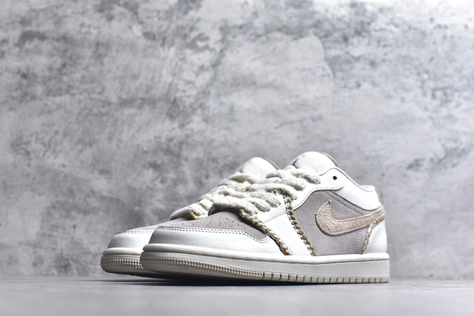 图片[2]-#Air Jordan AJ1 Low 低帮 HV4268-120 全新流水线出品 DT版本唯一平替选择 市场第二梯队最强版 全部原鞋开发 原楦原纸板开发 全鞋电脑针车 原厂内置全掌气垫 原盒内在原标 唯一Zp原版鞋带绑法 免检产品 全新2022版型 全头层皮料 完美零毛边处理 原厂配置全掌气垫 价格定位良心 几十个配色陆续出货 实拍调校N版已经零色差零失真 百分百还原实物色彩所见即所得 不存在货不对板色差等低级问题 选购参考实物拍摄 不混卖不参货 只用心做好货严格选品 承诺混一赔十 尺码：36-46-选品中心