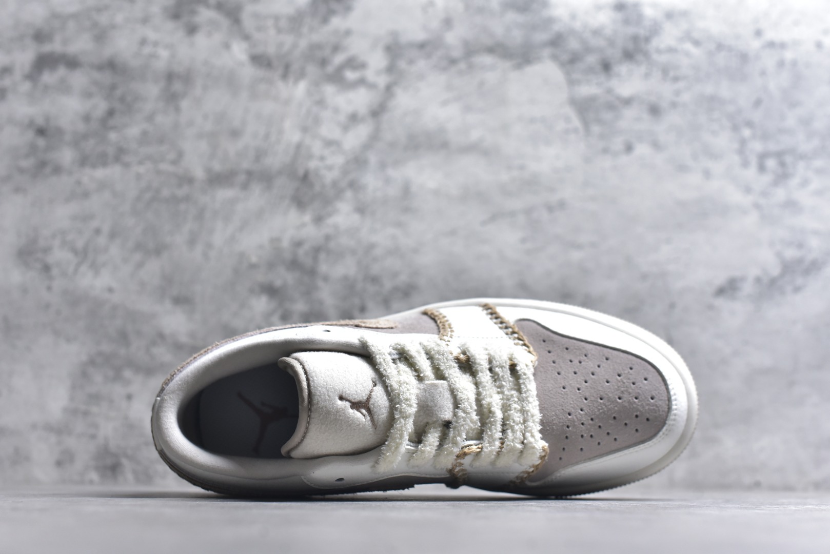 图片[4]-#Air Jordan AJ1 Low 低帮 HV4268-120 全新流水线出品 DT版本唯一平替选择 市场第二梯队最强版 全部原鞋开发 原楦原纸板开发 全鞋电脑针车 原厂内置全掌气垫 原盒内在原标 唯一Zp原版鞋带绑法 免检产品 全新2022版型 全头层皮料 完美零毛边处理 原厂配置全掌气垫 价格定位良心 几十个配色陆续出货 实拍调校N版已经零色差零失真 百分百还原实物色彩所见即所得 不存在货不对板色差等低级问题 选购参考实物拍摄 不混卖不参货 只用心做好货严格选品 承诺混一赔十 尺码：36-46-选品中心