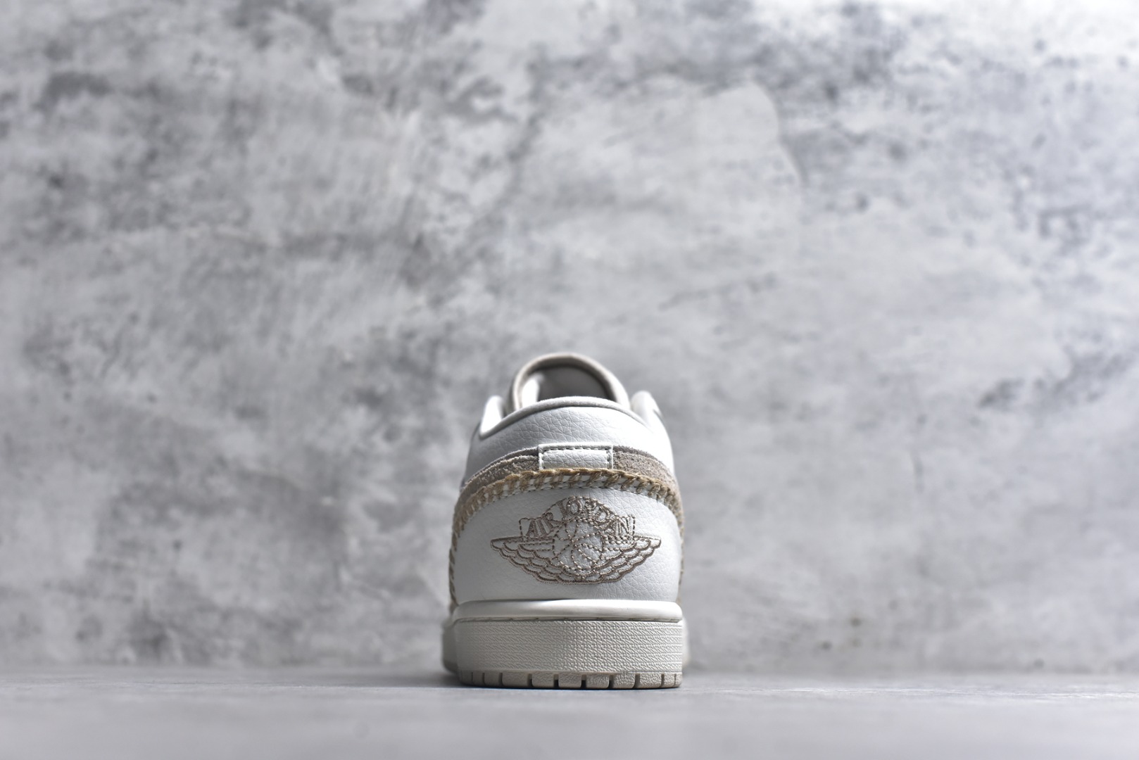 图片[5]-#Air Jordan AJ1 Low 低帮 HV4268-120 全新流水线出品 DT版本唯一平替选择 市场第二梯队最强版 全部原鞋开发 原楦原纸板开发 全鞋电脑针车 原厂内置全掌气垫 原盒内在原标 唯一Zp原版鞋带绑法 免检产品 全新2022版型 全头层皮料 完美零毛边处理 原厂配置全掌气垫 价格定位良心 几十个配色陆续出货 实拍调校N版已经零色差零失真 百分百还原实物色彩所见即所得 不存在货不对板色差等低级问题 选购参考实物拍摄 不混卖不参货 只用心做好货严格选品 承诺混一赔十 尺码：36-46-选品中心