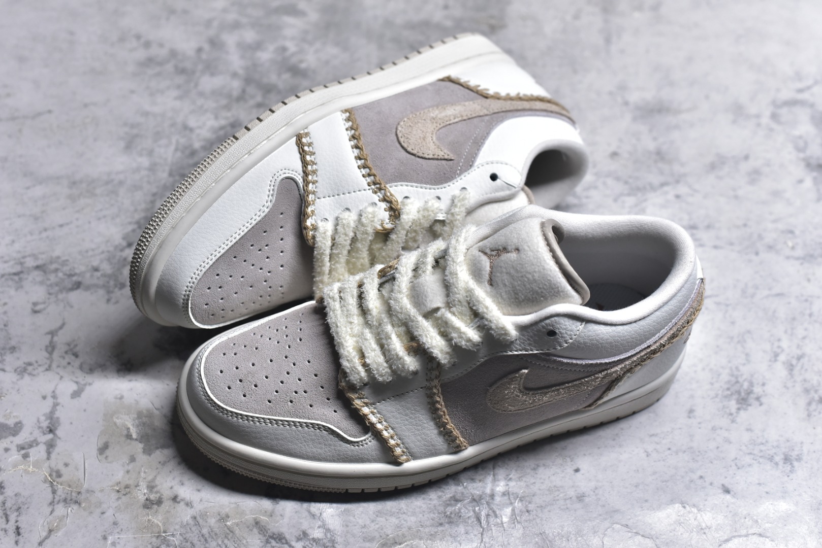 图片[7]-#Air Jordan AJ1 Low 低帮 HV4268-120 全新流水线出品 DT版本唯一平替选择 市场第二梯队最强版 全部原鞋开发 原楦原纸板开发 全鞋电脑针车 原厂内置全掌气垫 原盒内在原标 唯一Zp原版鞋带绑法 免检产品 全新2022版型 全头层皮料 完美零毛边处理 原厂配置全掌气垫 价格定位良心 几十个配色陆续出货 实拍调校N版已经零色差零失真 百分百还原实物色彩所见即所得 不存在货不对板色差等低级问题 选购参考实物拍摄 不混卖不参货 只用心做好货严格选品 承诺混一赔十 尺码：36-46-选品中心