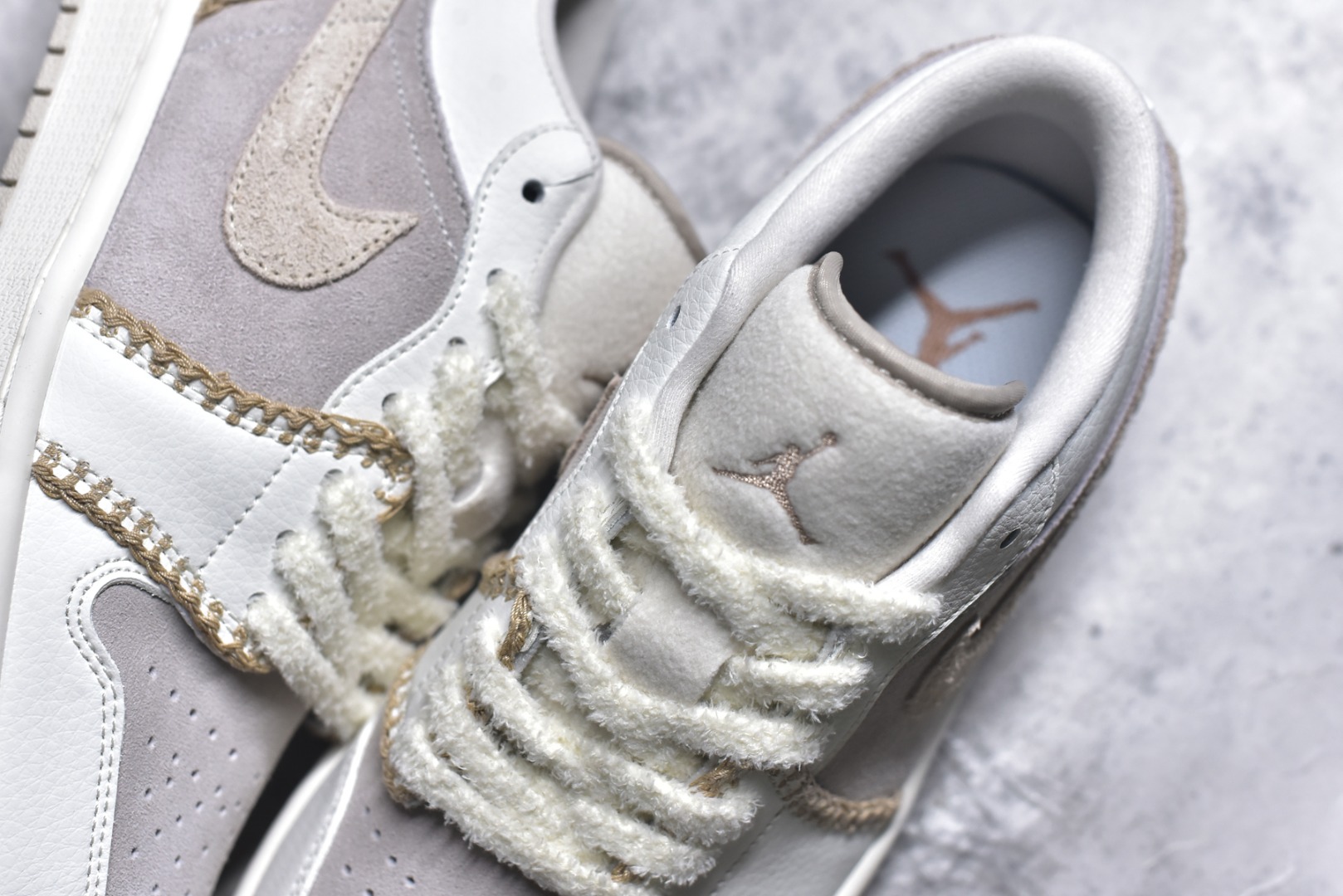 图片[9]-#Air Jordan AJ1 Low 低帮 HV4268-120 全新流水线出品 DT版本唯一平替选择 市场第二梯队最强版 全部原鞋开发 原楦原纸板开发 全鞋电脑针车 原厂内置全掌气垫 原盒内在原标 唯一Zp原版鞋带绑法 免检产品 全新2022版型 全头层皮料 完美零毛边处理 原厂配置全掌气垫 价格定位良心 几十个配色陆续出货 实拍调校N版已经零色差零失真 百分百还原实物色彩所见即所得 不存在货不对板色差等低级问题 选购参考实物拍摄 不混卖不参货 只用心做好货严格选品 承诺混一赔十 尺码：36-46-选品中心