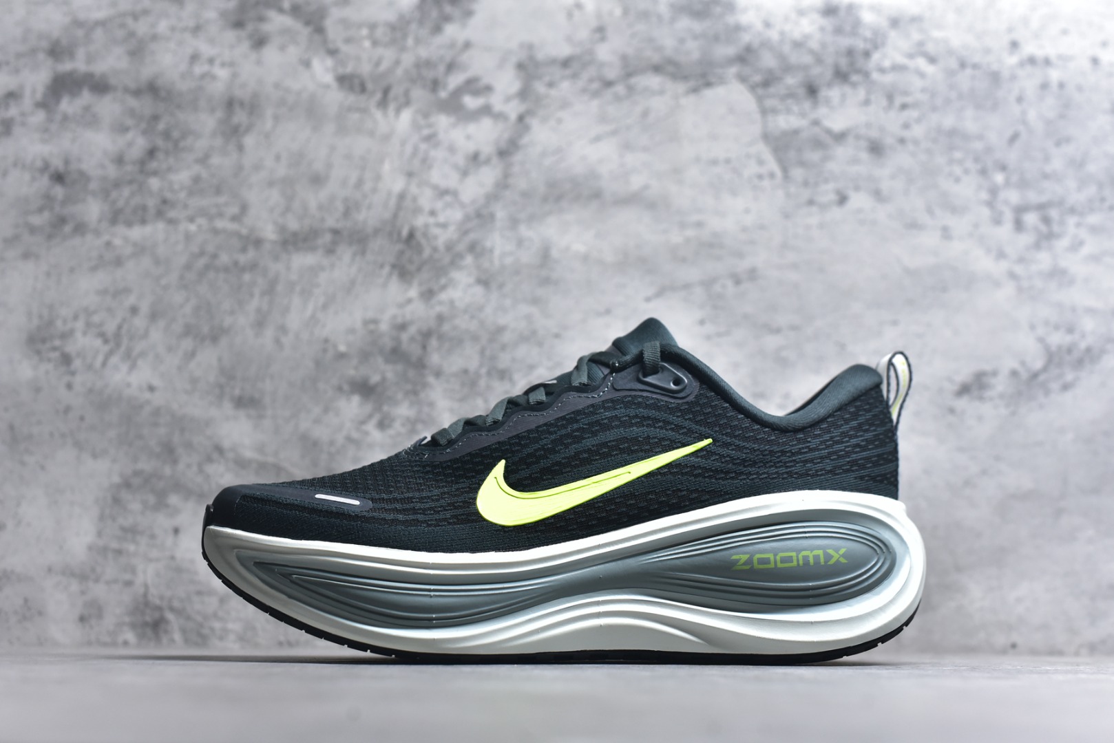 #Nike VOMERO PLUS RUN 耐克 舒适减震防滑 低帮跑步鞋 HV8150 300 尺码：39-45（半）-选品中心