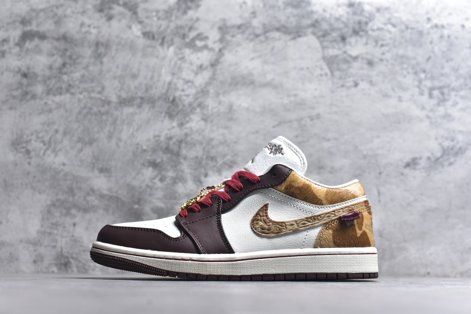 #Air Jordan AJ1 Low 低帮 IQ5321-121 终端优势供应 市面中低帮最具代表性版本没有之一 口碑大厂出品 品控大底版型不断改良更新 全套原纸板楦头开发 确保原汁原味 完美呈现版型 完美零毛边处理 原厂内置全掌气垫 价格定位良心 平台专用代工流水线出品 一眼公司既视感 拿到手的一瞬间就与众不同 碾压市面所有版本 全部原鞋开发 每一个配色都会采购原鞋确认细节 打破市面看图做货无好货之说 尺码：35.5 36 36.5 37.5 38 38.5 39 40 40.5 41 42 42.5 43 44 44.5 45 46-选品中心