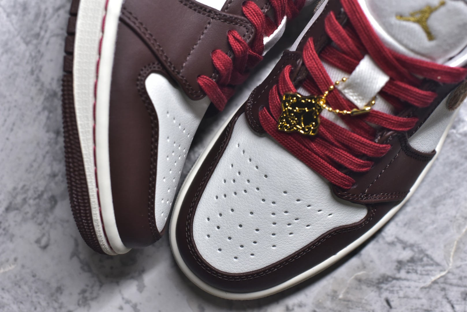 图片[8]-#Air Jordan AJ1 Low 低帮 IQ5321-121 终端优势供应 市面中低帮最具代表性版本没有之一 口碑大厂出品 品控大底版型不断改良更新 全套原纸板楦头开发 确保原汁原味 完美呈现版型 完美零毛边处理 原厂内置全掌气垫 价格定位良心 平台专用代工流水线出品 一眼公司既视感 拿到手的一瞬间就与众不同 碾压市面所有版本 全部原鞋开发 每一个配色都会采购原鞋确认细节 打破市面看图做货无好货之说 尺码：35.5 36 36.5 37.5 38 38.5 39 40 40.5 41 42 42.5 43 44 44.5 45 46-选品中心