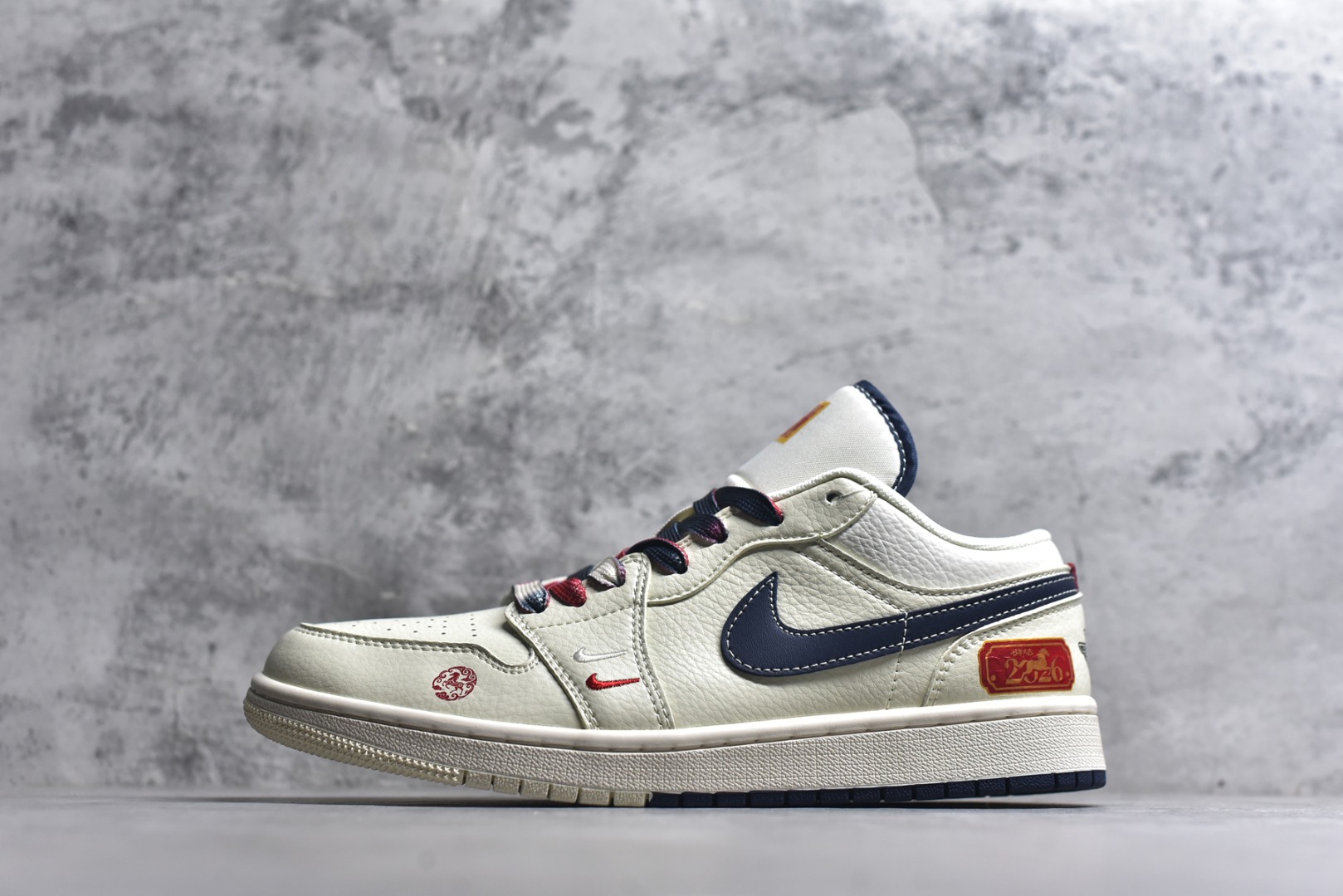 #海外爆款限量发售！Nike Jordan Air Jordan 1“ 马年限定——米黑双拼底” 高端定制 低帮 复古 减震 防滑 耐磨 篮球鞋 定制鞋盒 大厂纯原品质出货 超高清洁度 皮料切割干净无任何毛边 细节完美 货号：FC7688-198 尺码：36 36.5 37.5 38 38.5 39 40 40.5 41 42 42.5 43 44 44.5 45-选品中心