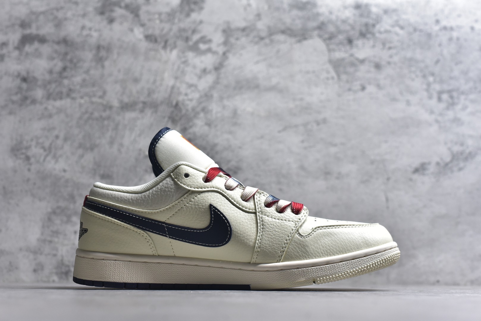 图片[3]-#海外爆款限量发售！Nike Jordan Air Jordan 1“ 马年限定——米黑双拼底” 高端定制 低帮 复古 减震 防滑 耐磨 篮球鞋 定制鞋盒 大厂纯原品质出货 超高清洁度 皮料切割干净无任何毛边 细节完美 货号：FC7688-198 尺码：36 36.5 37.5 38 38.5 39 40 40.5 41 42 42.5 43 44 44.5 45-选品中心