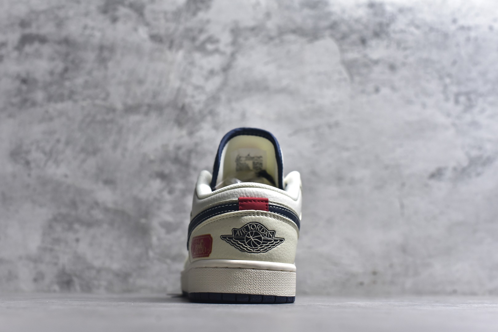 图片[5]-#海外爆款限量发售！Nike Jordan Air Jordan 1“ 马年限定——米黑双拼底” 高端定制 低帮 复古 减震 防滑 耐磨 篮球鞋 定制鞋盒 大厂纯原品质出货 超高清洁度 皮料切割干净无任何毛边 细节完美 货号：FC7688-198 尺码：36 36.5 37.5 38 38.5 39 40 40.5 41 42 42.5 43 44 44.5 45-选品中心