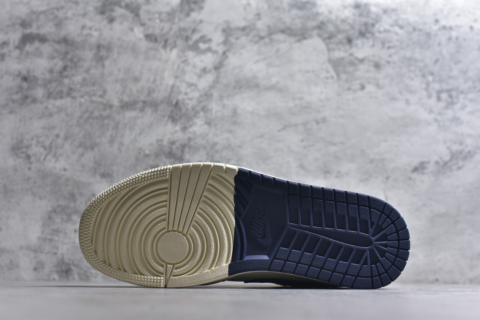 图片[6]-#海外爆款限量发售！Nike Jordan Air Jordan 1“ 马年限定——米黑双拼底” 高端定制 低帮 复古 减震 防滑 耐磨 篮球鞋 定制鞋盒 大厂纯原品质出货 超高清洁度 皮料切割干净无任何毛边 细节完美 货号：FC7688-198 尺码：36 36.5 37.5 38 38.5 39 40 40.5 41 42 42.5 43 44 44.5 45-选品中心