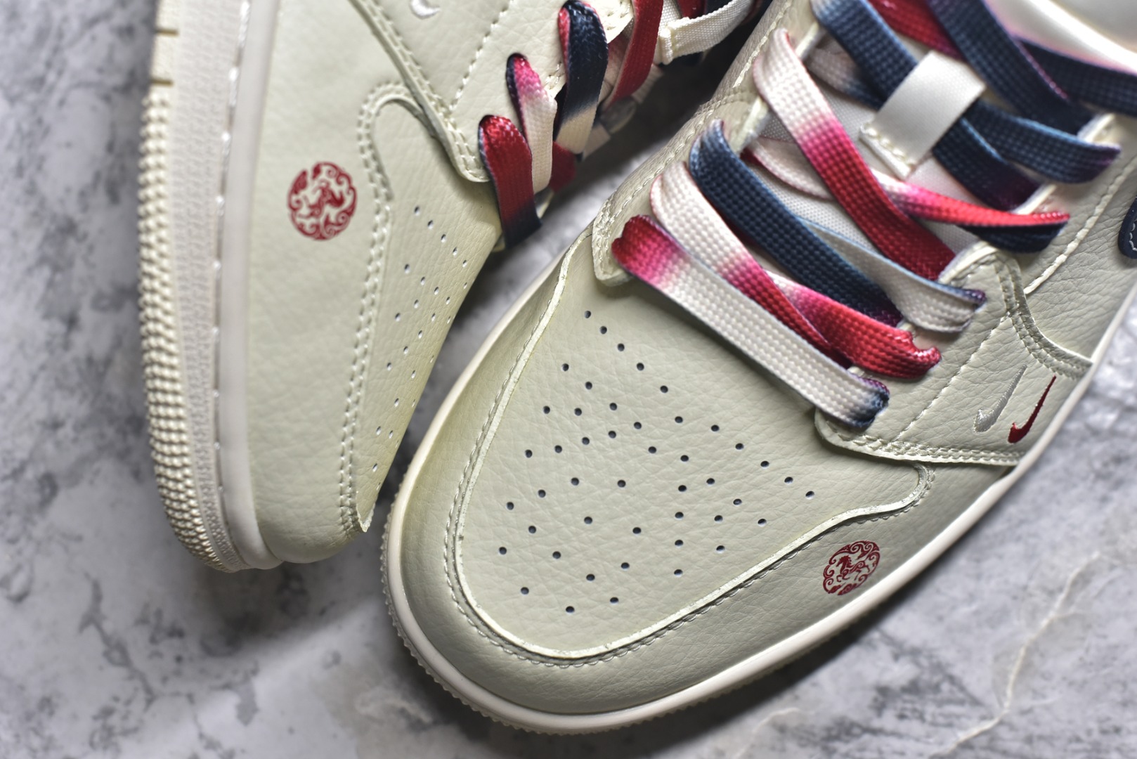 图片[8]-#海外爆款限量发售！Nike Jordan Air Jordan 1“ 马年限定——米黑双拼底” 高端定制 低帮 复古 减震 防滑 耐磨 篮球鞋 定制鞋盒 大厂纯原品质出货 超高清洁度 皮料切割干净无任何毛边 细节完美 货号：FC7688-198 尺码：36 36.5 37.5 38 38.5 39 40 40.5 41 42 42.5 43 44 44.5 45-选品中心