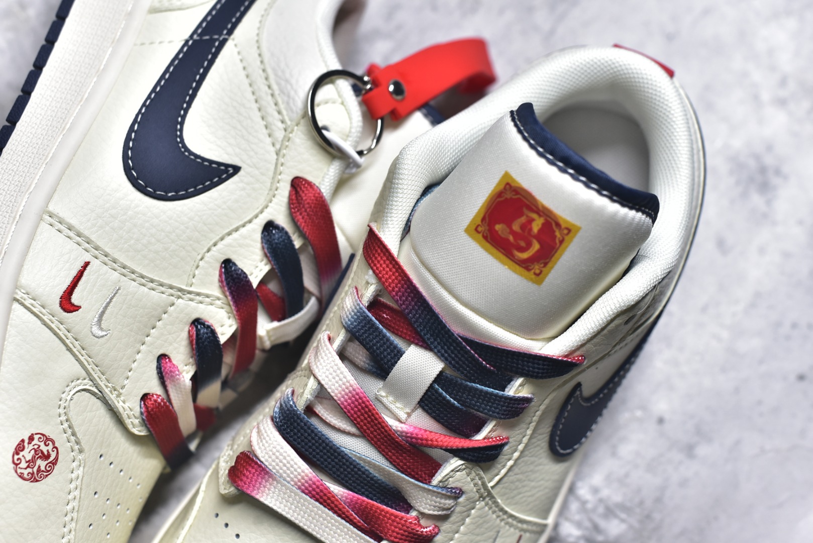 图片[9]-#海外爆款限量发售！Nike Jordan Air Jordan 1“ 马年限定——米黑双拼底” 高端定制 低帮 复古 减震 防滑 耐磨 篮球鞋 定制鞋盒 大厂纯原品质出货 超高清洁度 皮料切割干净无任何毛边 细节完美 货号：FC7688-198 尺码：36 36.5 37.5 38 38.5 39 40 40.5 41 42 42.5 43 44 44.5 45-选品中心