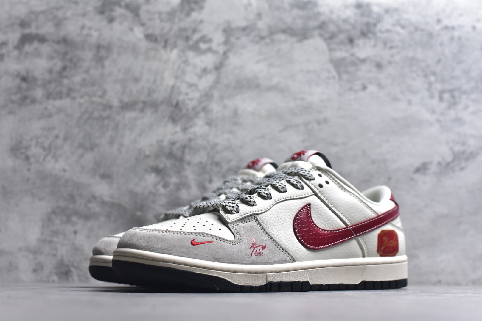 图片[2]-#2026年新款限量发售！Nike SB Dunk Low“ 马年限定—龙马精神” 周年高端定制 低帮休闲板鞋 定制鞋盒 大厂纯原品质出货 超高清洁度 皮料切割干净无任何毛边 细节完美 货号：XX8930-030 尺码：36 36.5 37.5 38 38.5 39 40 40.5 41 42 42.5 43 44 44.5 45-选品中心