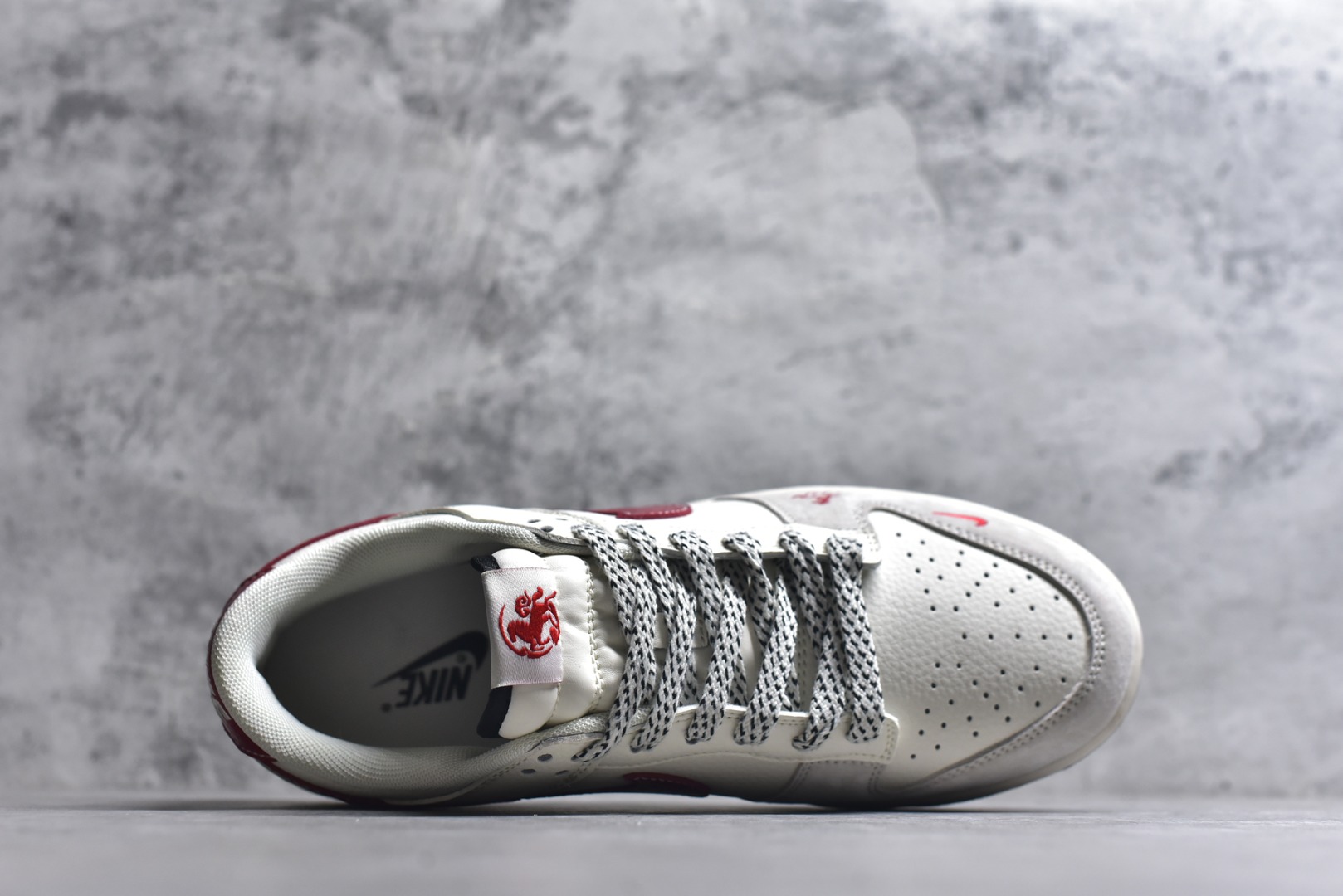 图片[4]-#2026年新款限量发售！Nike SB Dunk Low“ 马年限定—龙马精神” 周年高端定制 低帮休闲板鞋 定制鞋盒 大厂纯原品质出货 超高清洁度 皮料切割干净无任何毛边 细节完美 货号：XX8930-030 尺码：36 36.5 37.5 38 38.5 39 40 40.5 41 42 42.5 43 44 44.5 45-选品中心