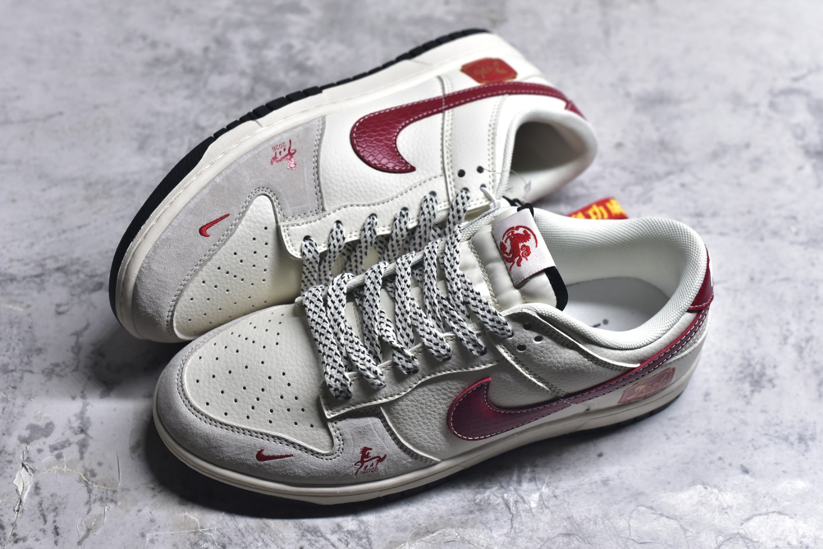 图片[7]-#2026年新款限量发售！Nike SB Dunk Low“ 马年限定—龙马精神” 周年高端定制 低帮休闲板鞋 定制鞋盒 大厂纯原品质出货 超高清洁度 皮料切割干净无任何毛边 细节完美 货号：XX8930-030 尺码：36 36.5 37.5 38 38.5 39 40 40.5 41 42 42.5 43 44 44.5 45-选品中心