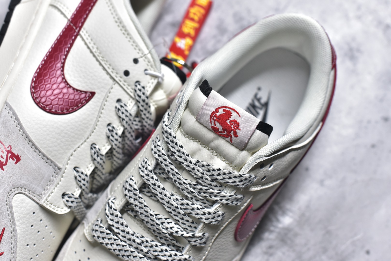 图片[9]-#2026年新款限量发售！Nike SB Dunk Low“ 马年限定—龙马精神” 周年高端定制 低帮休闲板鞋 定制鞋盒 大厂纯原品质出货 超高清洁度 皮料切割干净无任何毛边 细节完美 货号：XX8930-030 尺码：36 36.5 37.5 38 38.5 39 40 40.5 41 42 42.5 43 44 44.5 45-选品中心