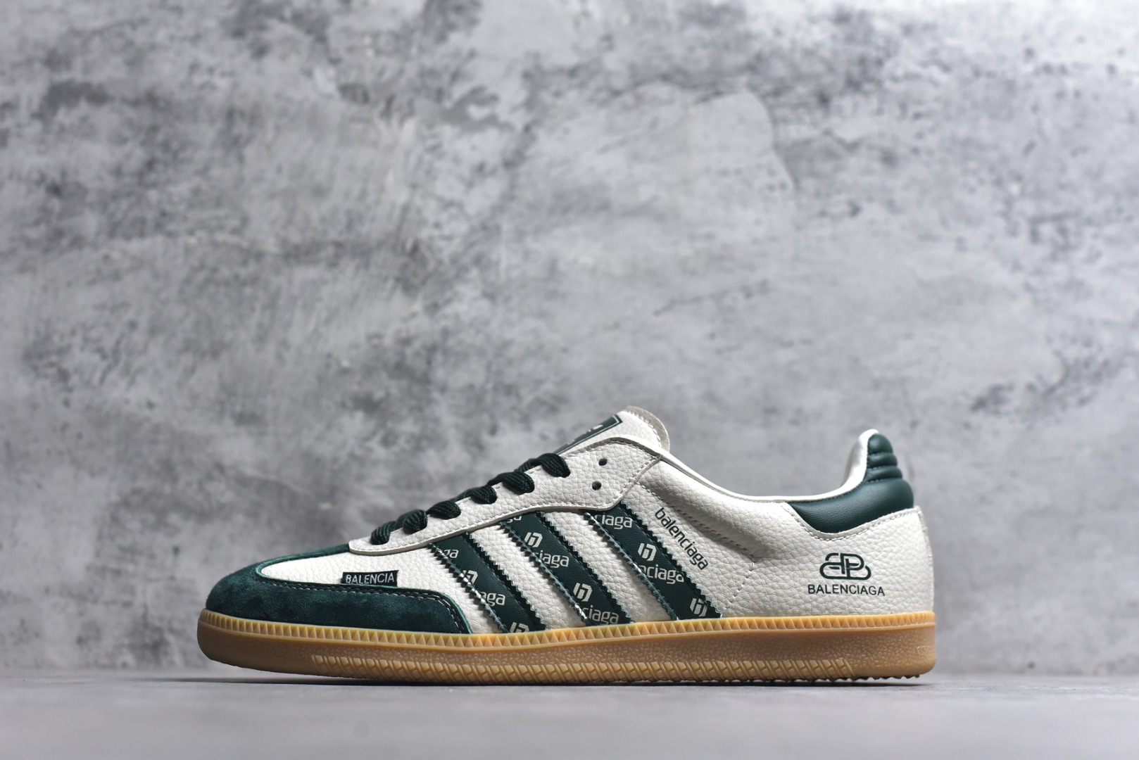 #独家实拍✨Adidas Originals Samba OG ‘DIY’桑巴舞系列 阿迪达斯 三叶草绅士德训足球风百搭低帮休闲运动板鞋原装头层材料 用料绝不含糊 独家版型蒸餾加工帶來的是更好的视觉和脚感体验 清洁度 电绣工艺 皮料切割干净无任何毛边 细节完美 货号：XR0002 尺码：36-45（半）-选品中心