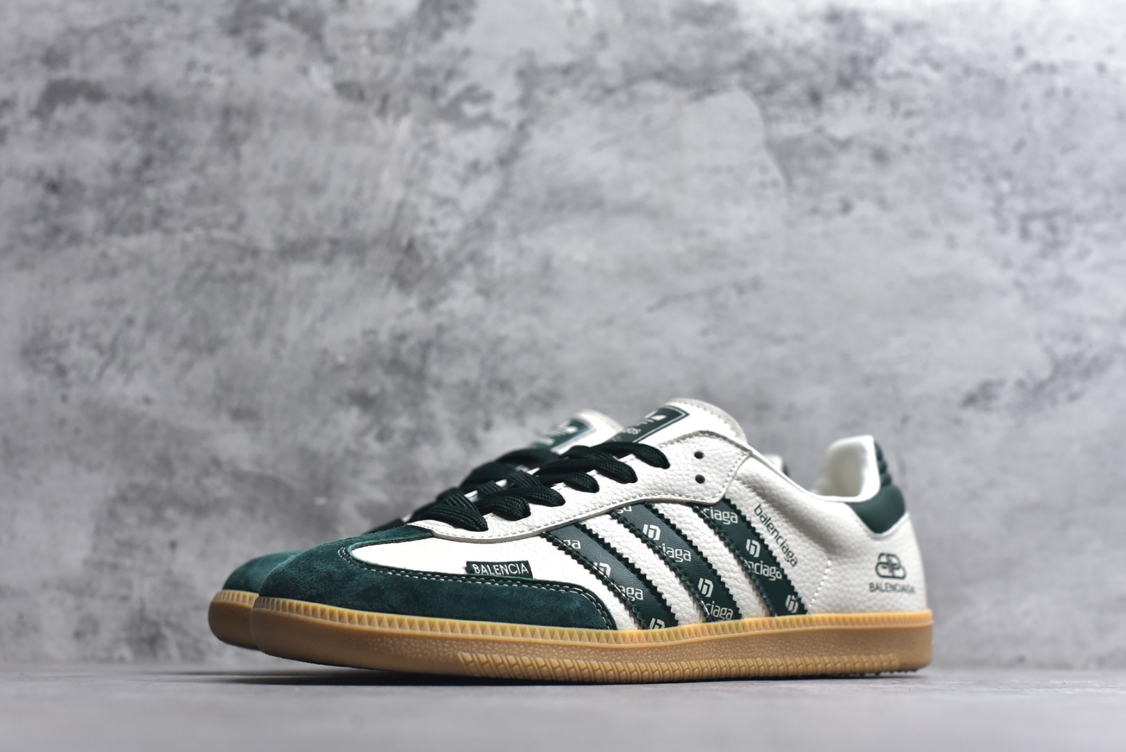 图片[2]-#独家实拍✨Adidas Originals Samba OG ‘DIY’桑巴舞系列 阿迪达斯 三叶草绅士德训足球风百搭低帮休闲运动板鞋原装头层材料 用料绝不含糊 独家版型蒸餾加工帶來的是更好的视觉和脚感体验 清洁度 电绣工艺 皮料切割干净无任何毛边 细节完美 货号：XR0002 尺码：36-45（半）-选品中心
