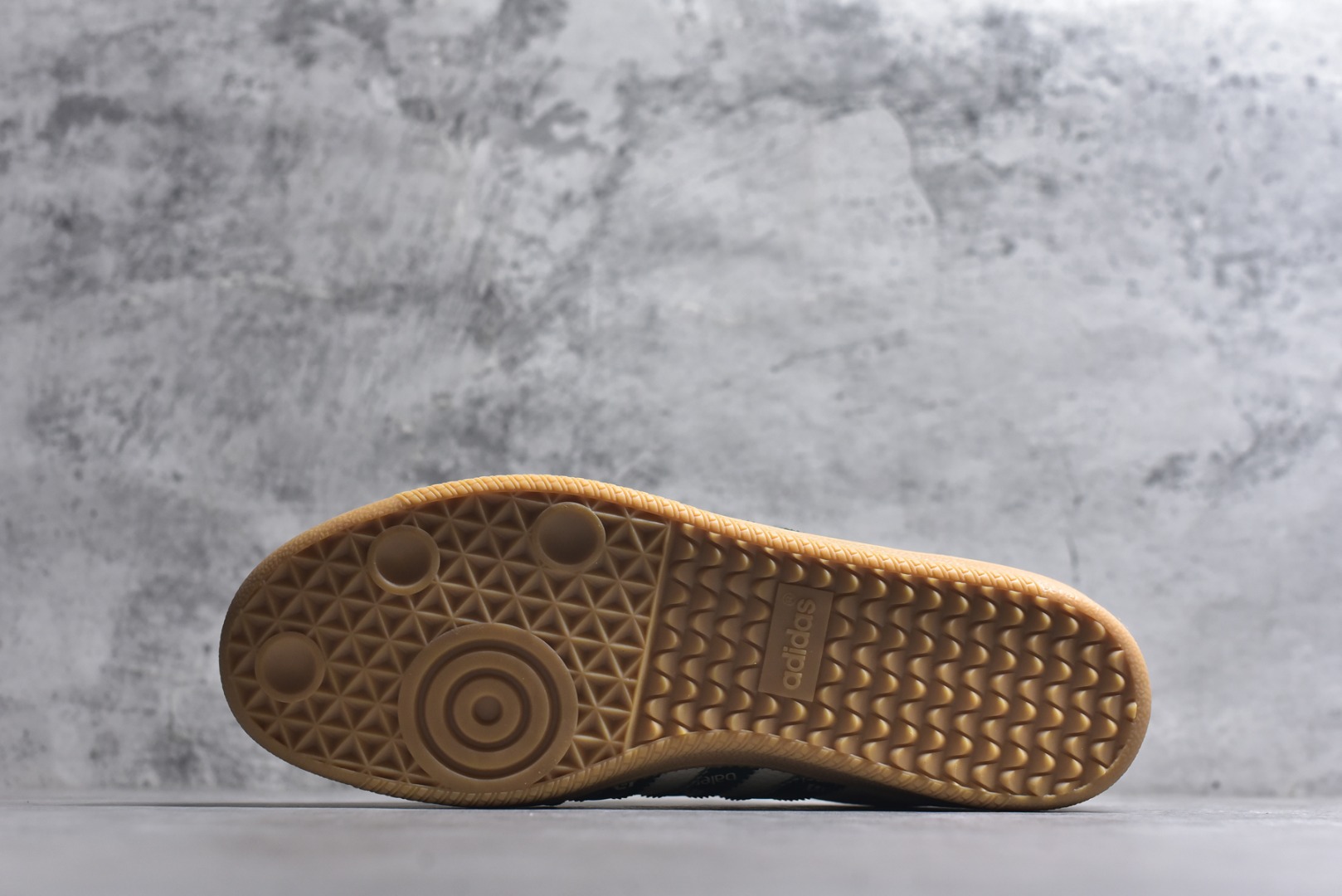 图片[6]-#独家实拍✨Adidas Originals Samba OG ‘DIY’桑巴舞系列 阿迪达斯 三叶草绅士德训足球风百搭低帮休闲运动板鞋原装头层材料 用料绝不含糊 独家版型蒸餾加工帶來的是更好的视觉和脚感体验 清洁度 电绣工艺 皮料切割干净无任何毛边 细节完美 货号：XR0002 尺码：36-45（半）-选品中心