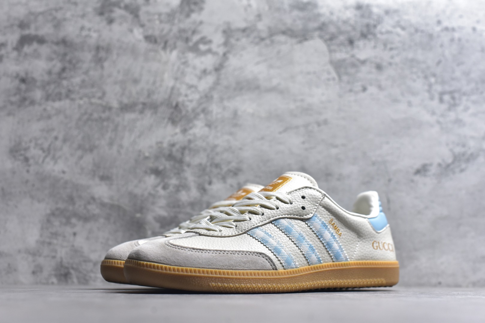 图片[2]-#独家实拍✨定制版Fendi x Ad Samba Og 定制配色 芬迪联名 阿迪桑巴系列徳训风低帮百搭休闲板鞋 XR0010 定制鞋盒 大厂流水作业生产 超高清洁度 皮料切割干净无任何毛边 细节完美 尺码：36 36.5 37.5 38 38.5 39 40 40.5 41 42 42.5 43 44 44.5 45-选品中心