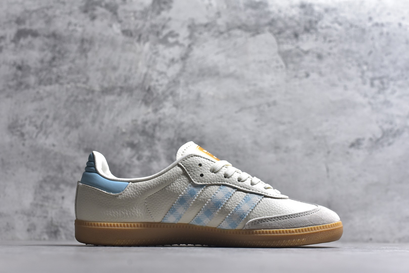 图片[3]-#独家实拍✨定制版Fendi x Ad Samba Og 定制配色 芬迪联名 阿迪桑巴系列徳训风低帮百搭休闲板鞋 XR0010 定制鞋盒 大厂流水作业生产 超高清洁度 皮料切割干净无任何毛边 细节完美 尺码：36 36.5 37.5 38 38.5 39 40 40.5 41 42 42.5 43 44 44.5 45-选品中心