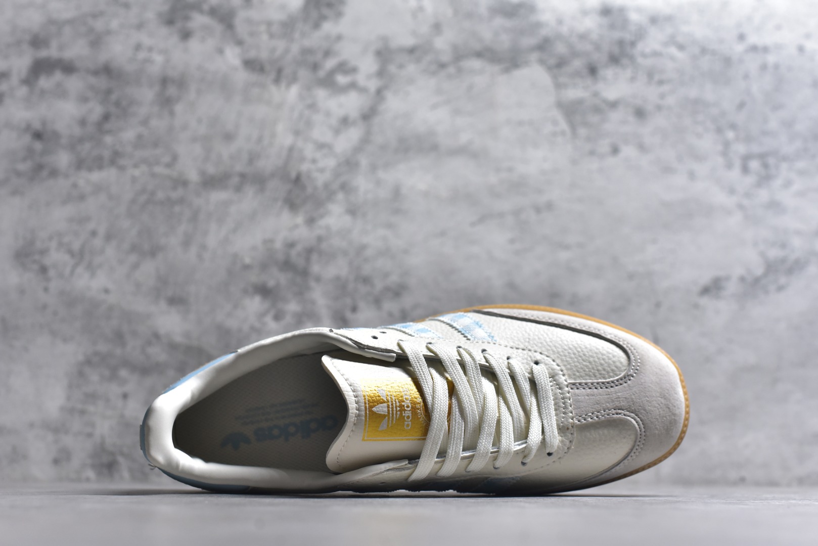 图片[4]-#独家实拍✨定制版Fendi x Ad Samba Og 定制配色 芬迪联名 阿迪桑巴系列徳训风低帮百搭休闲板鞋 XR0010 定制鞋盒 大厂流水作业生产 超高清洁度 皮料切割干净无任何毛边 细节完美 尺码：36 36.5 37.5 38 38.5 39 40 40.5 41 42 42.5 43 44 44.5 45-选品中心