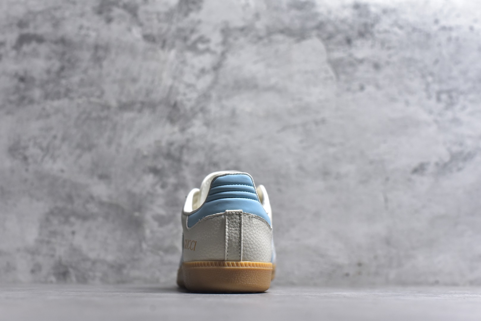 图片[5]-#独家实拍✨定制版Fendi x Ad Samba Og 定制配色 芬迪联名 阿迪桑巴系列徳训风低帮百搭休闲板鞋 XR0010 定制鞋盒 大厂流水作业生产 超高清洁度 皮料切割干净无任何毛边 细节完美 尺码：36 36.5 37.5 38 38.5 39 40 40.5 41 42 42.5 43 44 44.5 45-选品中心