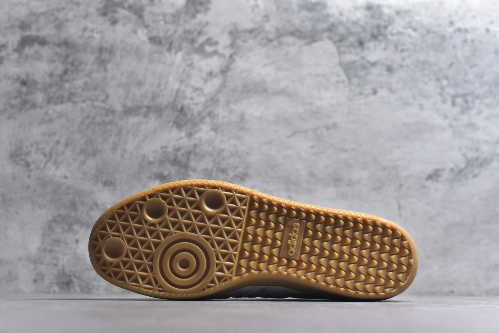 图片[6]-#独家实拍✨定制版Fendi x Ad Samba Og 定制配色 芬迪联名 阿迪桑巴系列徳训风低帮百搭休闲板鞋 XR0010 定制鞋盒 大厂流水作业生产 超高清洁度 皮料切割干净无任何毛边 细节完美 尺码：36 36.5 37.5 38 38.5 39 40 40.5 41 42 42.5 43 44 44.5 45-选品中心