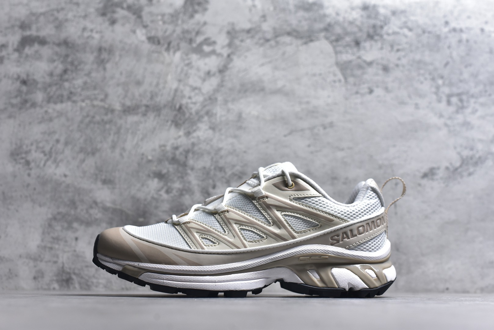 Salomon XT-6 Expanse 二代 香草色 477242 萨洛蒙复古潮流户外机能登山跑鞋 纯原外贸平台特供订单 耗时半年巨作 全套原纸板楦头开发 原厂特供网布配套加持 确保原汁原味 完美呈现版型 原档数据独家私模五层组合大底 #原装Ortholite轻量化鞋垫 中底布带钢印编号 原厂TPU锁扣 进口港宝加持 后跟自然饱满 还原公司包裹性 鞋面以“锯齿”状的包裹系统呈现 在基色底之下加入了各种色点缀 将公司的最新技术和时尚前卫的造型融入耐用的长跑款式中 鞋面由 TPU 薄膜制成 并焊接在高耐磨网眼上 使其既时尚又坚固 由 ACS底盘支撑 可增强稳定性和支撑力 以及由橡胶凸耳 Contragrip外底覆盖的 EVA 缓冲中底 旨在应对崎岖的地形 鞋舌上的彩色Salomon 标签、Quicklace 系统以及鞋头、鞋舌和鞋跟上的附加品牌使细节更加完美 让穿着者可以轻松驾驭户外与通勤下的任何运动生活场景 无缝鞋身户外随意纵横 颜值与脚感兼备 出街通勤 绝对非常吸睛 你值得拥有 尺码：36 36.5 37.5 38 38.5 39 40 40.5 41 42 42.5 43 44 44.5 45-选品中心