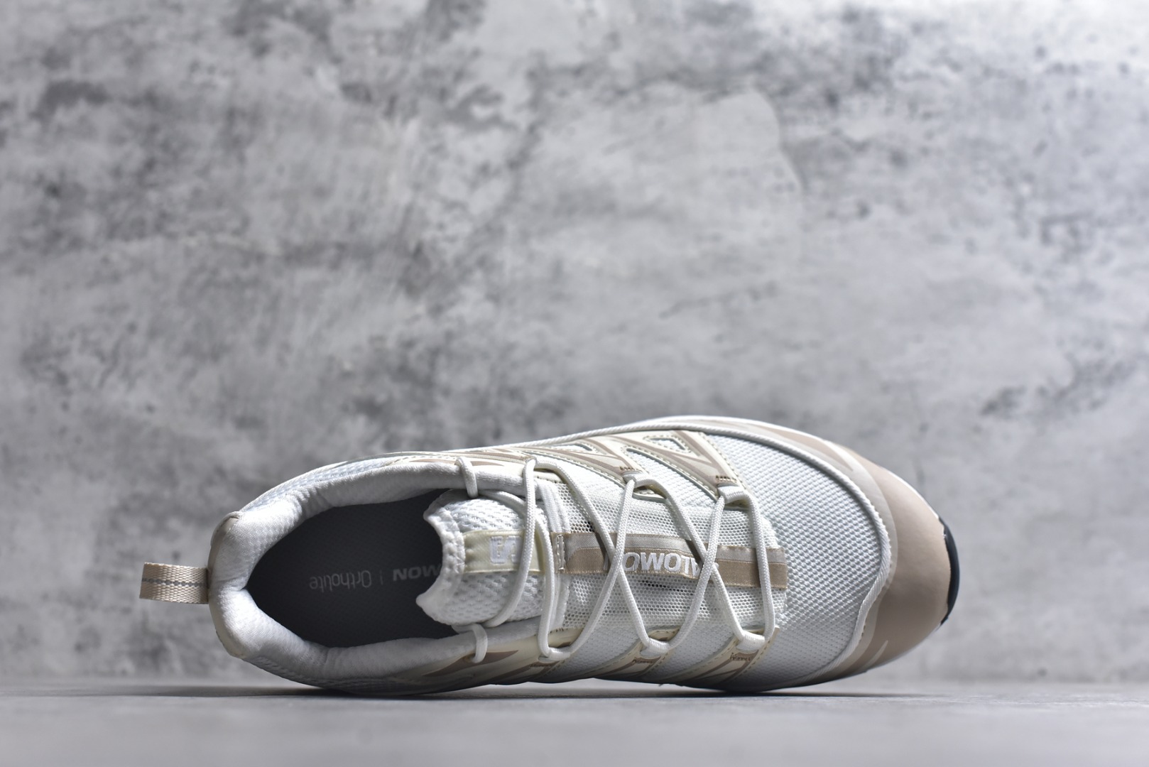 图片[4]-Salomon XT-6 Expanse 二代 香草色 477242 萨洛蒙复古潮流户外机能登山跑鞋 纯原外贸平台特供订单 耗时半年巨作 全套原纸板楦头开发 原厂特供网布配套加持 确保原汁原味 完美呈现版型 原档数据独家私模五层组合大底 #原装Ortholite轻量化鞋垫 中底布带钢印编号 原厂TPU锁扣 进口港宝加持 后跟自然饱满 还原公司包裹性 鞋面以“锯齿”状的包裹系统呈现 在基色底之下加入了各种色点缀 将公司的最新技术和时尚前卫的造型融入耐用的长跑款式中 鞋面由 TPU 薄膜制成 并焊接在高耐磨网眼上 使其既时尚又坚固 由 ACS底盘支撑 可增强稳定性和支撑力 以及由橡胶凸耳 Contragrip外底覆盖的 EVA 缓冲中底 旨在应对崎岖的地形 鞋舌上的彩色Salomon 标签、Quicklace 系统以及鞋头、鞋舌和鞋跟上的附加品牌使细节更加完美 让穿着者可以轻松驾驭户外与通勤下的任何运动生活场景 无缝鞋身户外随意纵横 颜值与脚感兼备 出街通勤 绝对非常吸睛 你值得拥有 尺码：36 36.5 37.5 38 38.5 39 40 40.5 41 42 42.5 43 44 44.5 45-选品中心