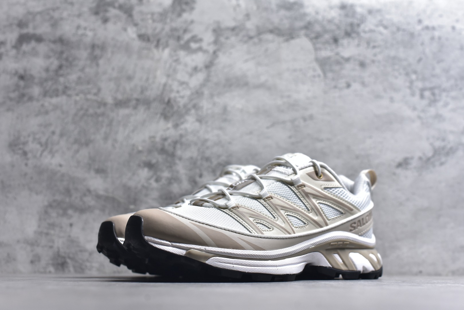 图片[2]-Salomon XT-6 Expanse 二代 香草色 477242 萨洛蒙复古潮流户外机能登山跑鞋 纯原外贸平台特供订单 耗时半年巨作 全套原纸板楦头开发 原厂特供网布配套加持 确保原汁原味 完美呈现版型 原档数据独家私模五层组合大底 #原装Ortholite轻量化鞋垫 中底布带钢印编号 原厂TPU锁扣 进口港宝加持 后跟自然饱满 还原公司包裹性 鞋面以“锯齿”状的包裹系统呈现 在基色底之下加入了各种色点缀 将公司的最新技术和时尚前卫的造型融入耐用的长跑款式中 鞋面由 TPU 薄膜制成 并焊接在高耐磨网眼上 使其既时尚又坚固 由 ACS底盘支撑 可增强稳定性和支撑力 以及由橡胶凸耳 Contragrip外底覆盖的 EVA 缓冲中底 旨在应对崎岖的地形 鞋舌上的彩色Salomon 标签、Quicklace 系统以及鞋头、鞋舌和鞋跟上的附加品牌使细节更加完美 让穿着者可以轻松驾驭户外与通勤下的任何运动生活场景 无缝鞋身户外随意纵横 颜值与脚感兼备 出街通勤 绝对非常吸睛 你值得拥有 尺码：36 36.5 37.5 38 38.5 39 40 40.5 41 42 42.5 43 44 44.5 45-选品中心