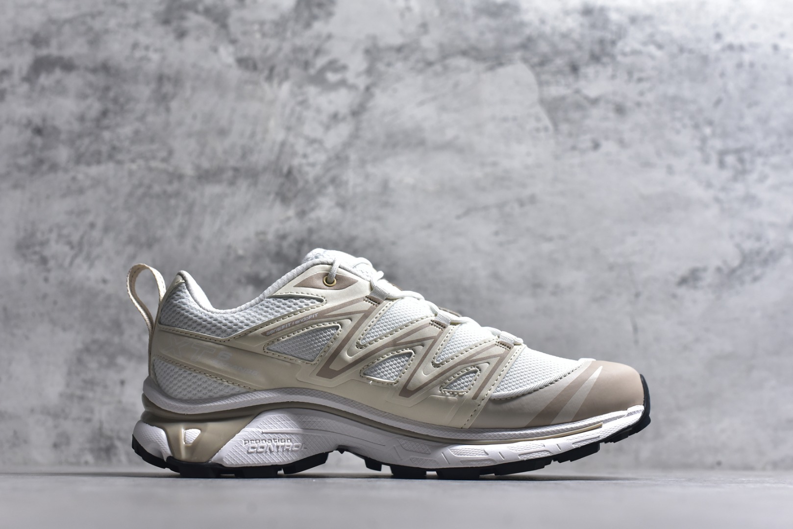 图片[3]-Salomon XT-6 Expanse 二代 香草色 477242 萨洛蒙复古潮流户外机能登山跑鞋 纯原外贸平台特供订单 耗时半年巨作 全套原纸板楦头开发 原厂特供网布配套加持 确保原汁原味 完美呈现版型 原档数据独家私模五层组合大底 #原装Ortholite轻量化鞋垫 中底布带钢印编号 原厂TPU锁扣 进口港宝加持 后跟自然饱满 还原公司包裹性 鞋面以“锯齿”状的包裹系统呈现 在基色底之下加入了各种色点缀 将公司的最新技术和时尚前卫的造型融入耐用的长跑款式中 鞋面由 TPU 薄膜制成 并焊接在高耐磨网眼上 使其既时尚又坚固 由 ACS底盘支撑 可增强稳定性和支撑力 以及由橡胶凸耳 Contragrip外底覆盖的 EVA 缓冲中底 旨在应对崎岖的地形 鞋舌上的彩色Salomon 标签、Quicklace 系统以及鞋头、鞋舌和鞋跟上的附加品牌使细节更加完美 让穿着者可以轻松驾驭户外与通勤下的任何运动生活场景 无缝鞋身户外随意纵横 颜值与脚感兼备 出街通勤 绝对非常吸睛 你值得拥有 尺码：36 36.5 37.5 38 38.5 39 40 40.5 41 42 42.5 43 44 44.5 45-选品中心