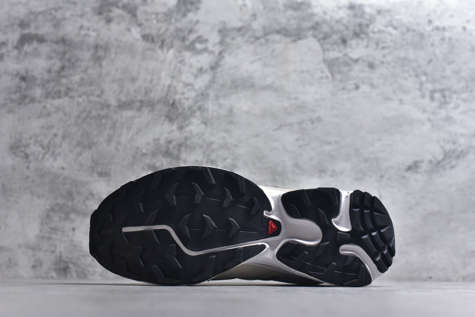 图片[6]-Salomon XT-6 Expanse 二代 香草色 477242 萨洛蒙复古潮流户外机能登山跑鞋 纯原外贸平台特供订单 耗时半年巨作 全套原纸板楦头开发 原厂特供网布配套加持 确保原汁原味 完美呈现版型 原档数据独家私模五层组合大底 #原装Ortholite轻量化鞋垫 中底布带钢印编号 原厂TPU锁扣 进口港宝加持 后跟自然饱满 还原公司包裹性 鞋面以“锯齿”状的包裹系统呈现 在基色底之下加入了各种色点缀 将公司的最新技术和时尚前卫的造型融入耐用的长跑款式中 鞋面由 TPU 薄膜制成 并焊接在高耐磨网眼上 使其既时尚又坚固 由 ACS底盘支撑 可增强稳定性和支撑力 以及由橡胶凸耳 Contragrip外底覆盖的 EVA 缓冲中底 旨在应对崎岖的地形 鞋舌上的彩色Salomon 标签、Quicklace 系统以及鞋头、鞋舌和鞋跟上的附加品牌使细节更加完美 让穿着者可以轻松驾驭户外与通勤下的任何运动生活场景 无缝鞋身户外随意纵横 颜值与脚感兼备 出街通勤 绝对非常吸睛 你值得拥有 尺码：36 36.5 37.5 38 38.5 39 40 40.5 41 42 42.5 43 44 44.5 45-选品中心