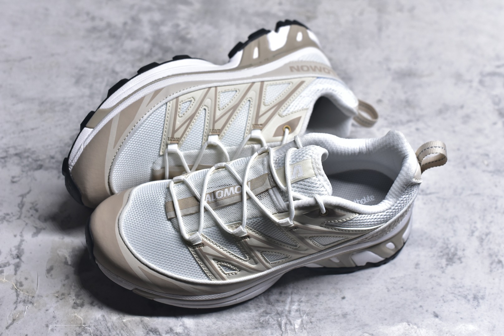 图片[7]-Salomon XT-6 Expanse 二代 香草色 477242 萨洛蒙复古潮流户外机能登山跑鞋 纯原外贸平台特供订单 耗时半年巨作 全套原纸板楦头开发 原厂特供网布配套加持 确保原汁原味 完美呈现版型 原档数据独家私模五层组合大底 #原装Ortholite轻量化鞋垫 中底布带钢印编号 原厂TPU锁扣 进口港宝加持 后跟自然饱满 还原公司包裹性 鞋面以“锯齿”状的包裹系统呈现 在基色底之下加入了各种色点缀 将公司的最新技术和时尚前卫的造型融入耐用的长跑款式中 鞋面由 TPU 薄膜制成 并焊接在高耐磨网眼上 使其既时尚又坚固 由 ACS底盘支撑 可增强稳定性和支撑力 以及由橡胶凸耳 Contragrip外底覆盖的 EVA 缓冲中底 旨在应对崎岖的地形 鞋舌上的彩色Salomon 标签、Quicklace 系统以及鞋头、鞋舌和鞋跟上的附加品牌使细节更加完美 让穿着者可以轻松驾驭户外与通勤下的任何运动生活场景 无缝鞋身户外随意纵横 颜值与脚感兼备 出街通勤 绝对非常吸睛 你值得拥有 尺码：36 36.5 37.5 38 38.5 39 40 40.5 41 42 42.5 43 44 44.5 45-选品中心