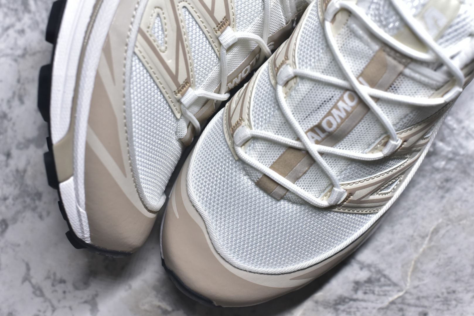 图片[8]-Salomon XT-6 Expanse 二代 香草色 477242 萨洛蒙复古潮流户外机能登山跑鞋 纯原外贸平台特供订单 耗时半年巨作 全套原纸板楦头开发 原厂特供网布配套加持 确保原汁原味 完美呈现版型 原档数据独家私模五层组合大底 #原装Ortholite轻量化鞋垫 中底布带钢印编号 原厂TPU锁扣 进口港宝加持 后跟自然饱满 还原公司包裹性 鞋面以“锯齿”状的包裹系统呈现 在基色底之下加入了各种色点缀 将公司的最新技术和时尚前卫的造型融入耐用的长跑款式中 鞋面由 TPU 薄膜制成 并焊接在高耐磨网眼上 使其既时尚又坚固 由 ACS底盘支撑 可增强稳定性和支撑力 以及由橡胶凸耳 Contragrip外底覆盖的 EVA 缓冲中底 旨在应对崎岖的地形 鞋舌上的彩色Salomon 标签、Quicklace 系统以及鞋头、鞋舌和鞋跟上的附加品牌使细节更加完美 让穿着者可以轻松驾驭户外与通勤下的任何运动生活场景 无缝鞋身户外随意纵横 颜值与脚感兼备 出街通勤 绝对非常吸睛 你值得拥有 尺码：36 36.5 37.5 38 38.5 39 40 40.5 41 42 42.5 43 44 44.5 45-选品中心