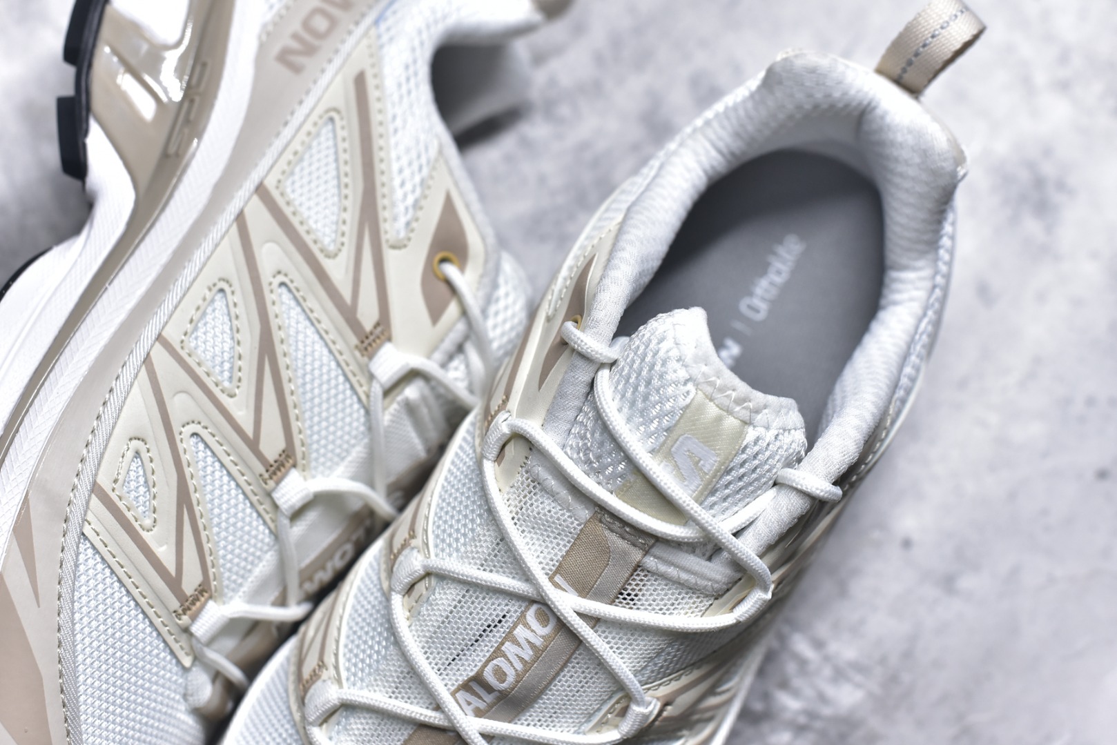 图片[9]-Salomon XT-6 Expanse 二代 香草色 477242 萨洛蒙复古潮流户外机能登山跑鞋 纯原外贸平台特供订单 耗时半年巨作 全套原纸板楦头开发 原厂特供网布配套加持 确保原汁原味 完美呈现版型 原档数据独家私模五层组合大底 #原装Ortholite轻量化鞋垫 中底布带钢印编号 原厂TPU锁扣 进口港宝加持 后跟自然饱满 还原公司包裹性 鞋面以“锯齿”状的包裹系统呈现 在基色底之下加入了各种色点缀 将公司的最新技术和时尚前卫的造型融入耐用的长跑款式中 鞋面由 TPU 薄膜制成 并焊接在高耐磨网眼上 使其既时尚又坚固 由 ACS底盘支撑 可增强稳定性和支撑力 以及由橡胶凸耳 Contragrip外底覆盖的 EVA 缓冲中底 旨在应对崎岖的地形 鞋舌上的彩色Salomon 标签、Quicklace 系统以及鞋头、鞋舌和鞋跟上的附加品牌使细节更加完美 让穿着者可以轻松驾驭户外与通勤下的任何运动生活场景 无缝鞋身户外随意纵横 颜值与脚感兼备 出街通勤 绝对非常吸睛 你值得拥有 尺码：36 36.5 37.5 38 38.5 39 40 40.5 41 42 42.5 43 44 44.5 45-选品中心