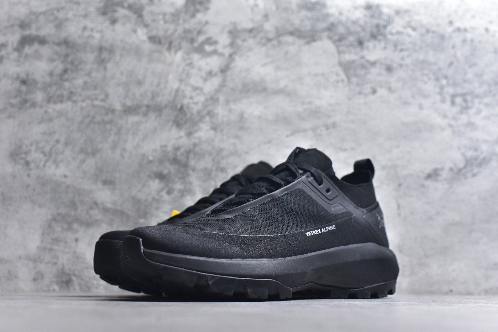 图片[2]-#Arcteryx始祖鸟 Vertex Alpine GTX M 男女情侣款低帮登山鞋 适合技术路线单日徒步穿着 aerios 鞋受到长途野外跑步鞋的启发 适合在变化的地形上进行快速轻快的徒步旅行穿着，舒适而有支撑性，鞋面更轻薄透气舒适。敏捷、稳定和技术路线上的自信源于vibram® megagrip外底、压缩eva内底以及一体的tpu 尺码：40-45-选品中心