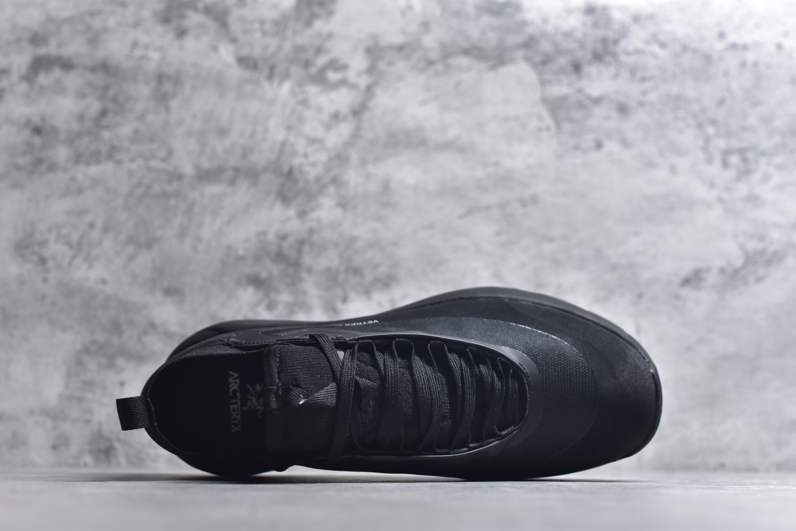 图片[4]-#Arcteryx始祖鸟 Vertex Alpine GTX M 男女情侣款低帮登山鞋 适合技术路线单日徒步穿着 aerios 鞋受到长途野外跑步鞋的启发 适合在变化的地形上进行快速轻快的徒步旅行穿着，舒适而有支撑性，鞋面更轻薄透气舒适。敏捷、稳定和技术路线上的自信源于vibram® megagrip外底、压缩eva内底以及一体的tpu 尺码：40-45-选品中心