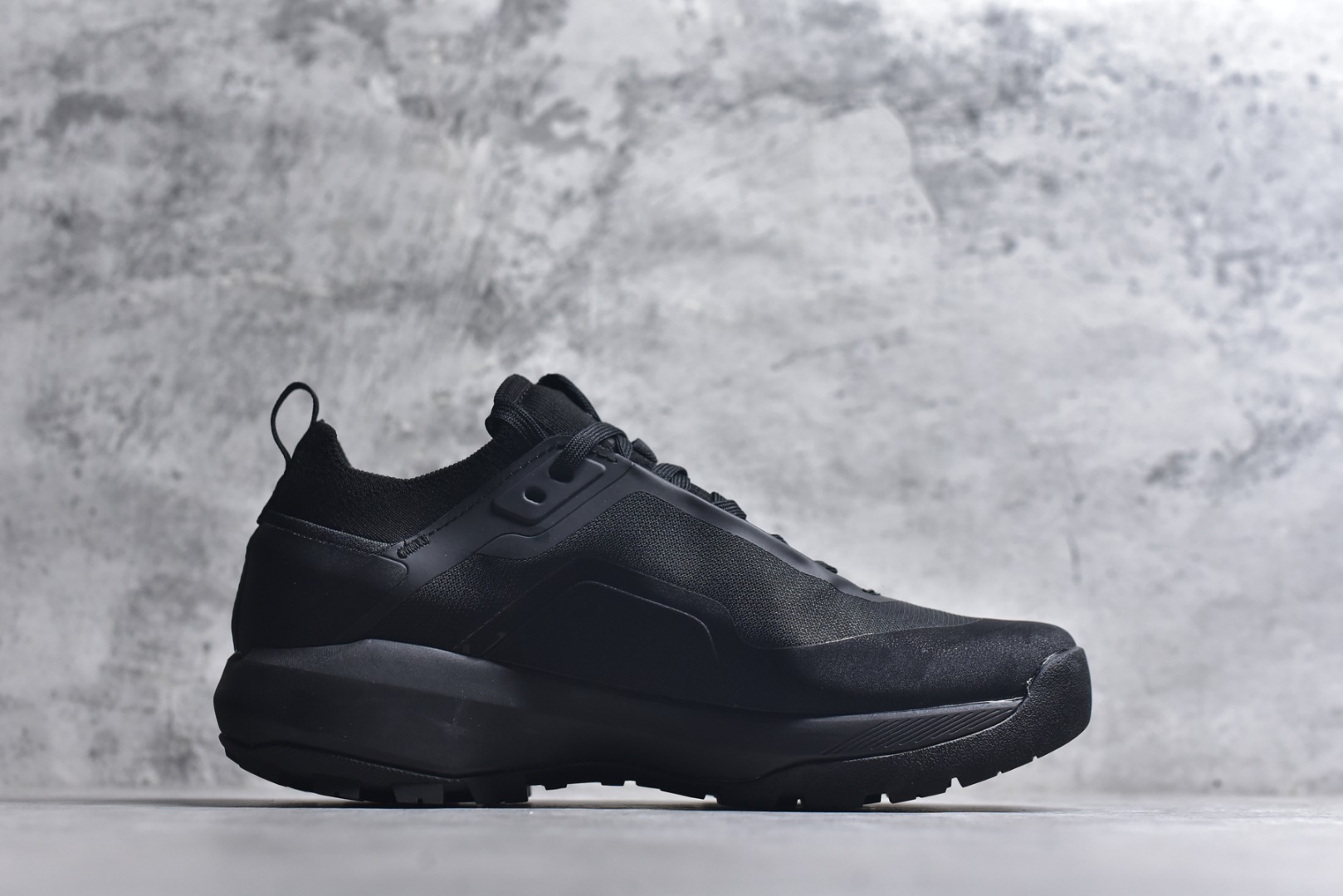 图片[3]-#Arcteryx始祖鸟 Vertex Alpine GTX M 男女情侣款低帮登山鞋 适合技术路线单日徒步穿着 aerios 鞋受到长途野外跑步鞋的启发 适合在变化的地形上进行快速轻快的徒步旅行穿着，舒适而有支撑性，鞋面更轻薄透气舒适。敏捷、稳定和技术路线上的自信源于vibram® megagrip外底、压缩eva内底以及一体的tpu 尺码：40-45-选品中心