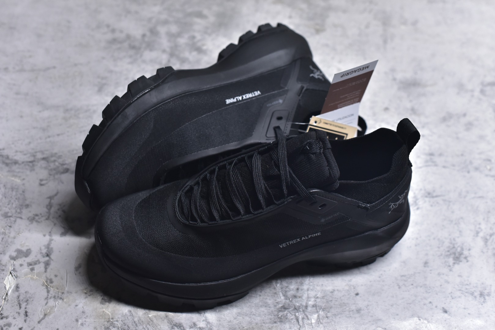 图片[7]-#Arcteryx始祖鸟 Vertex Alpine GTX M 男女情侣款低帮登山鞋 适合技术路线单日徒步穿着 aerios 鞋受到长途野外跑步鞋的启发 适合在变化的地形上进行快速轻快的徒步旅行穿着，舒适而有支撑性，鞋面更轻薄透气舒适。敏捷、稳定和技术路线上的自信源于vibram® megagrip外底、压缩eva内底以及一体的tpu 尺码：40-45-选品中心