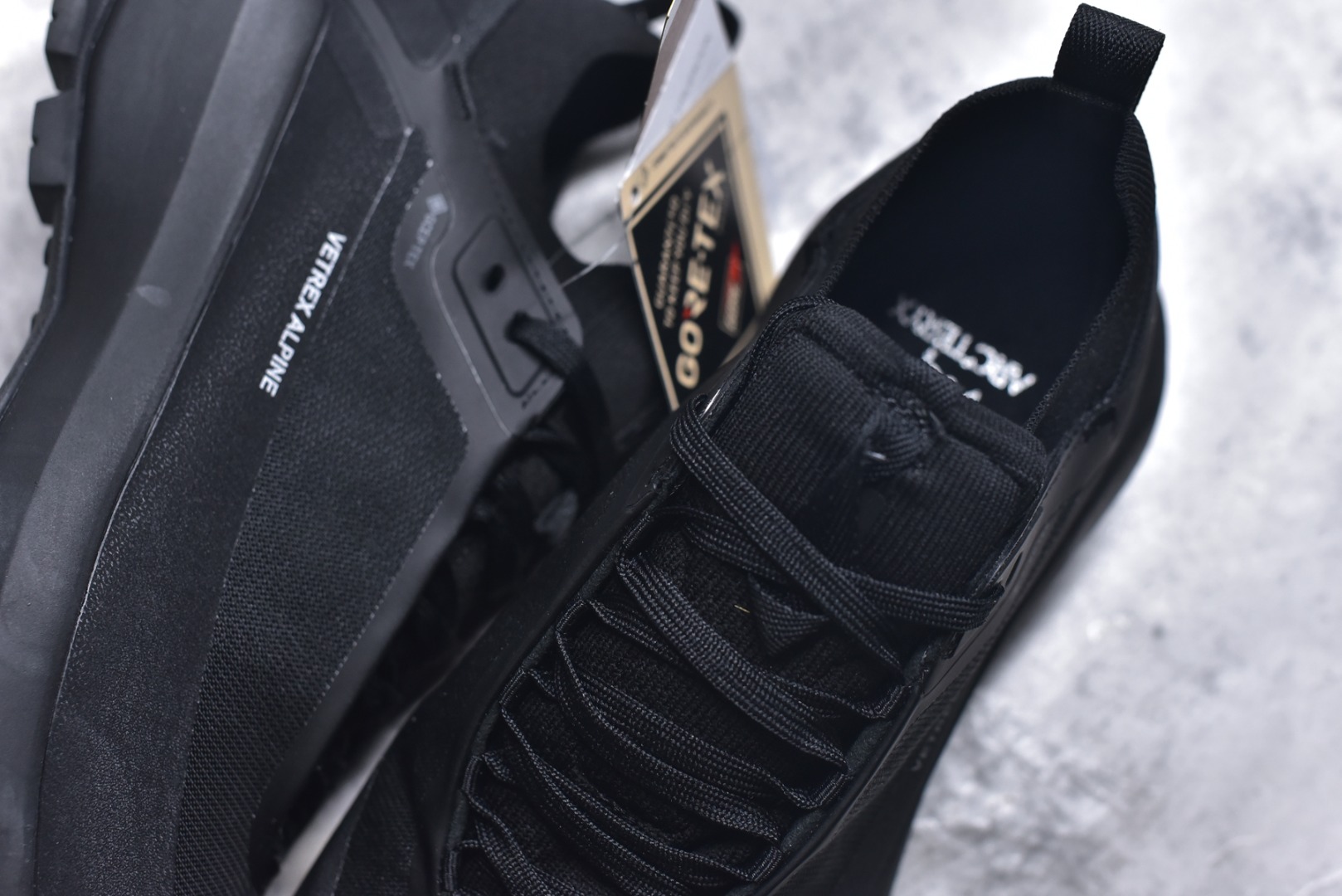 图片[9]-#Arcteryx始祖鸟 Vertex Alpine GTX M 男女情侣款低帮登山鞋 适合技术路线单日徒步穿着 aerios 鞋受到长途野外跑步鞋的启发 适合在变化的地形上进行快速轻快的徒步旅行穿着，舒适而有支撑性，鞋面更轻薄透气舒适。敏捷、稳定和技术路线上的自信源于vibram® megagrip外底、压缩eva内底以及一体的tpu 尺码：40-45-选品中心