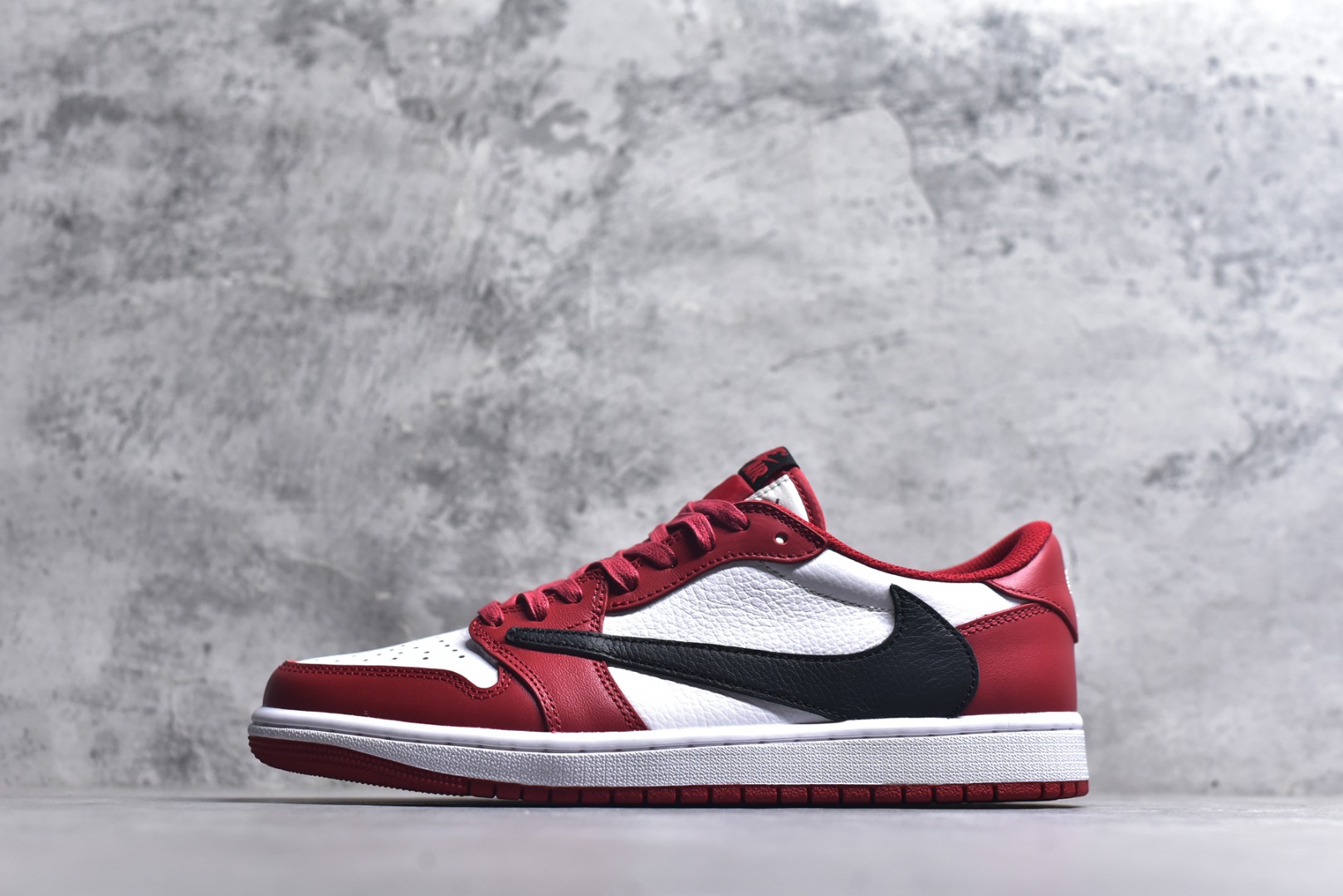 #Nike Air Jordan 1 x Travis Scott AJ1倒勾 乔一倒钩 耐克 低帮文化篮球鞋 完美品质出货 细节如图所示 鞋面切割工整 冲孔整齐干净 中底拉帮线 整体清洁度非常好 货号：DM7866-101 尺码：36-45-选品中心