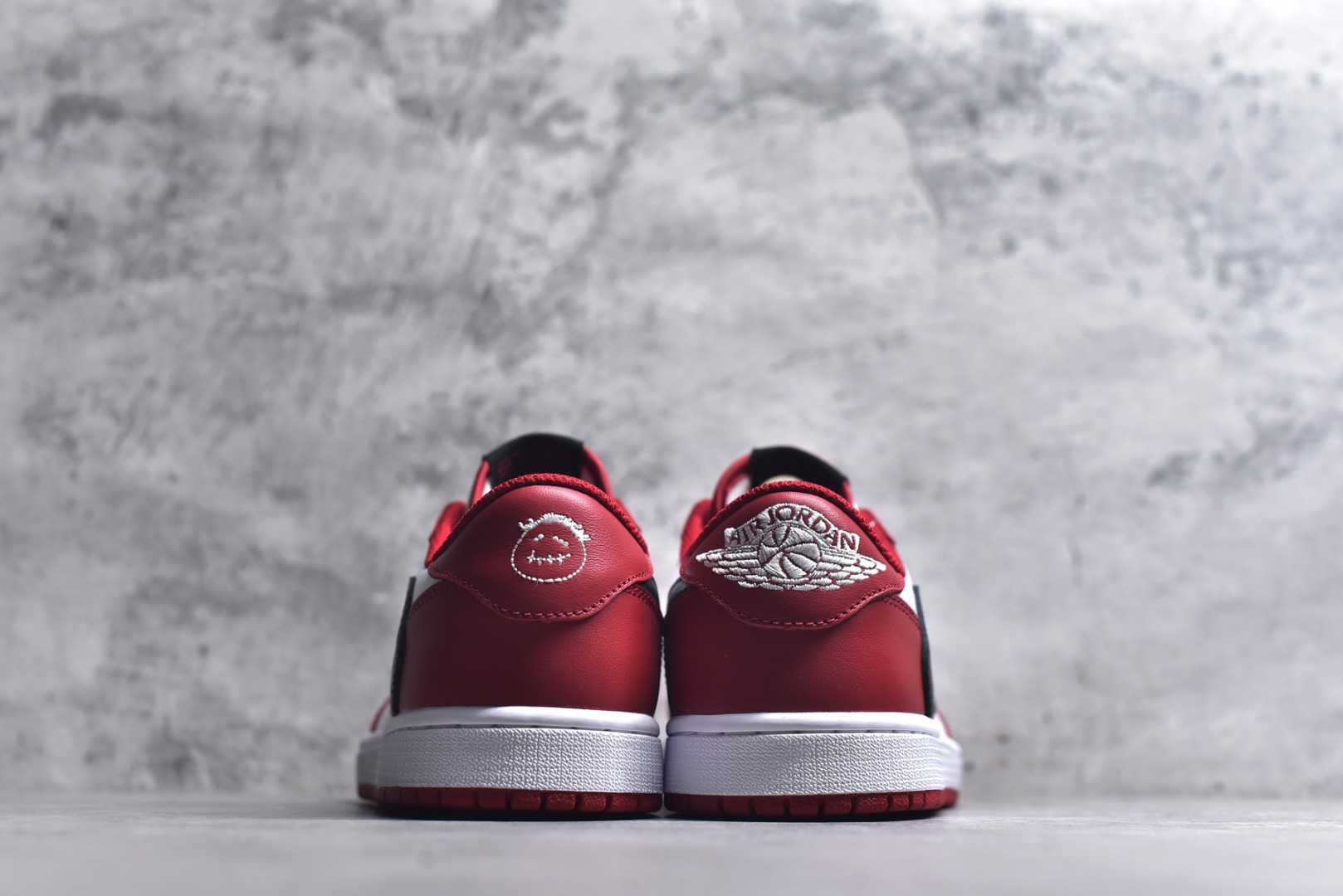 图片[5]-#Nike Air Jordan 1 x Travis Scott AJ1倒勾 乔一倒钩 耐克 低帮文化篮球鞋 完美品质出货 细节如图所示 鞋面切割工整 冲孔整齐干净 中底拉帮线 整体清洁度非常好 货号：DM7866-101 尺码：36-45-选品中心