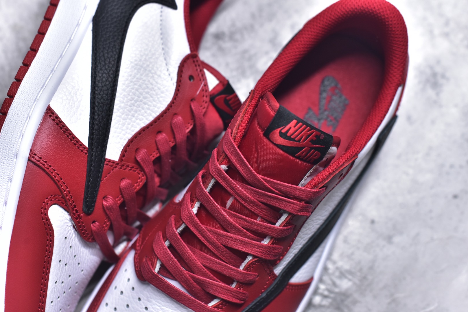 图片[9]-#Nike Air Jordan 1 x Travis Scott AJ1倒勾 乔一倒钩 耐克 低帮文化篮球鞋 完美品质出货 细节如图所示 鞋面切割工整 冲孔整齐干净 中底拉帮线 整体清洁度非常好 货号：DM7866-101 尺码：36-45-选品中心