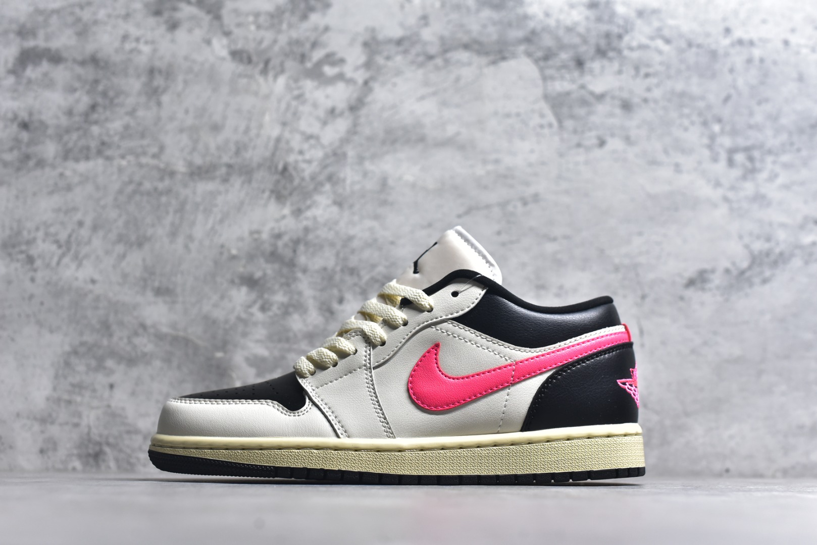 #Air Jordan AJ1 Low 低帮 DC0774-107 全新流水线出品 DT版本唯一平替选择 市场第二梯队最强版 全部原鞋开发 原楦原纸板开发 全鞋电脑针车 原厂内置全掌气垫 原盒内在原标 唯一Zp原版鞋带绑法 免检产品 全新2022版型 全头层皮料 完美零毛边处理 原厂配置全掌气垫 价格定位良心 几十个配色陆续出货 实拍调校N版已经零色差零失真 百分百还原实物色彩所见即所得 不存在货不对板色差等低级问题 选购参考实物拍摄 不混卖不参货 只用心做好货严格选品 承诺混一赔十 尺码：36-46-选品中心